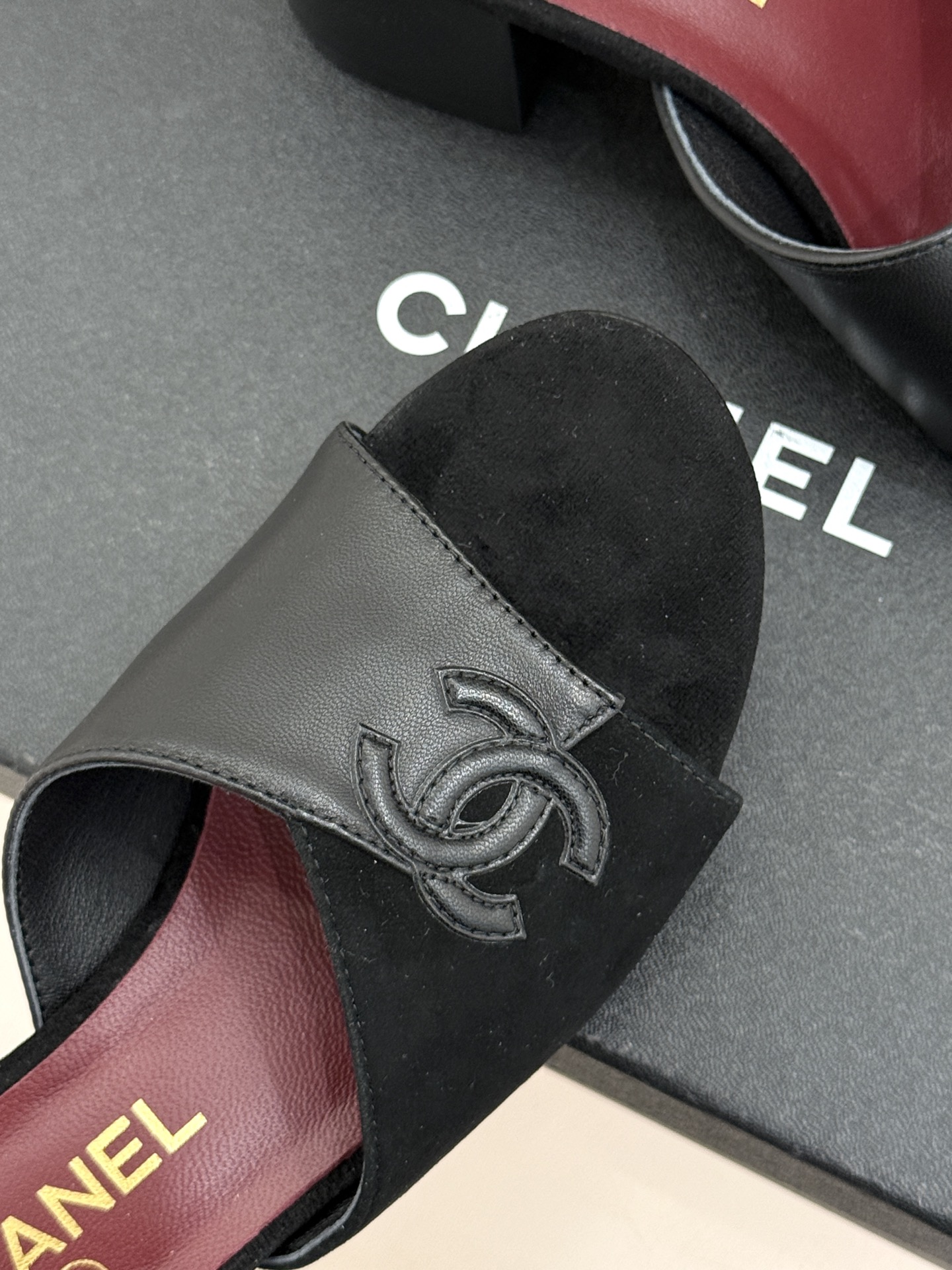 CHANE*｜小香26S双C拼接系列方头拖鞋凉鞋单鞋以拼接美学与复古方头重塑后空凉鞋的优雅范式。利落方头