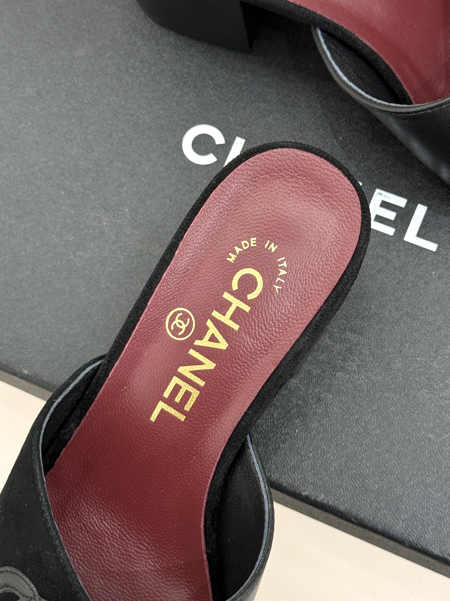 CHANE*｜小香26S双C拼接系列方头拖鞋凉鞋单鞋以拼接美学与复古方头重塑后空凉鞋的优雅范式。利落方头