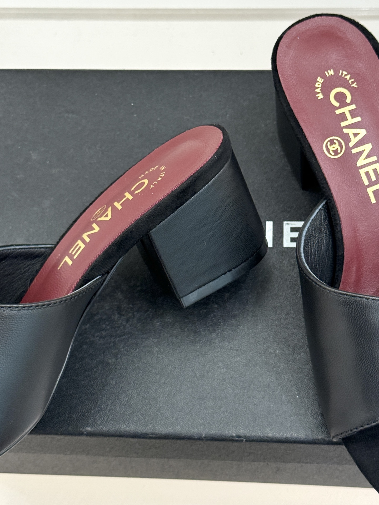 CHANE*｜小香26S双C拼接系列方头拖鞋凉鞋单鞋以拼接美学与复古方头重塑后空凉鞋的优雅范式。利落方头