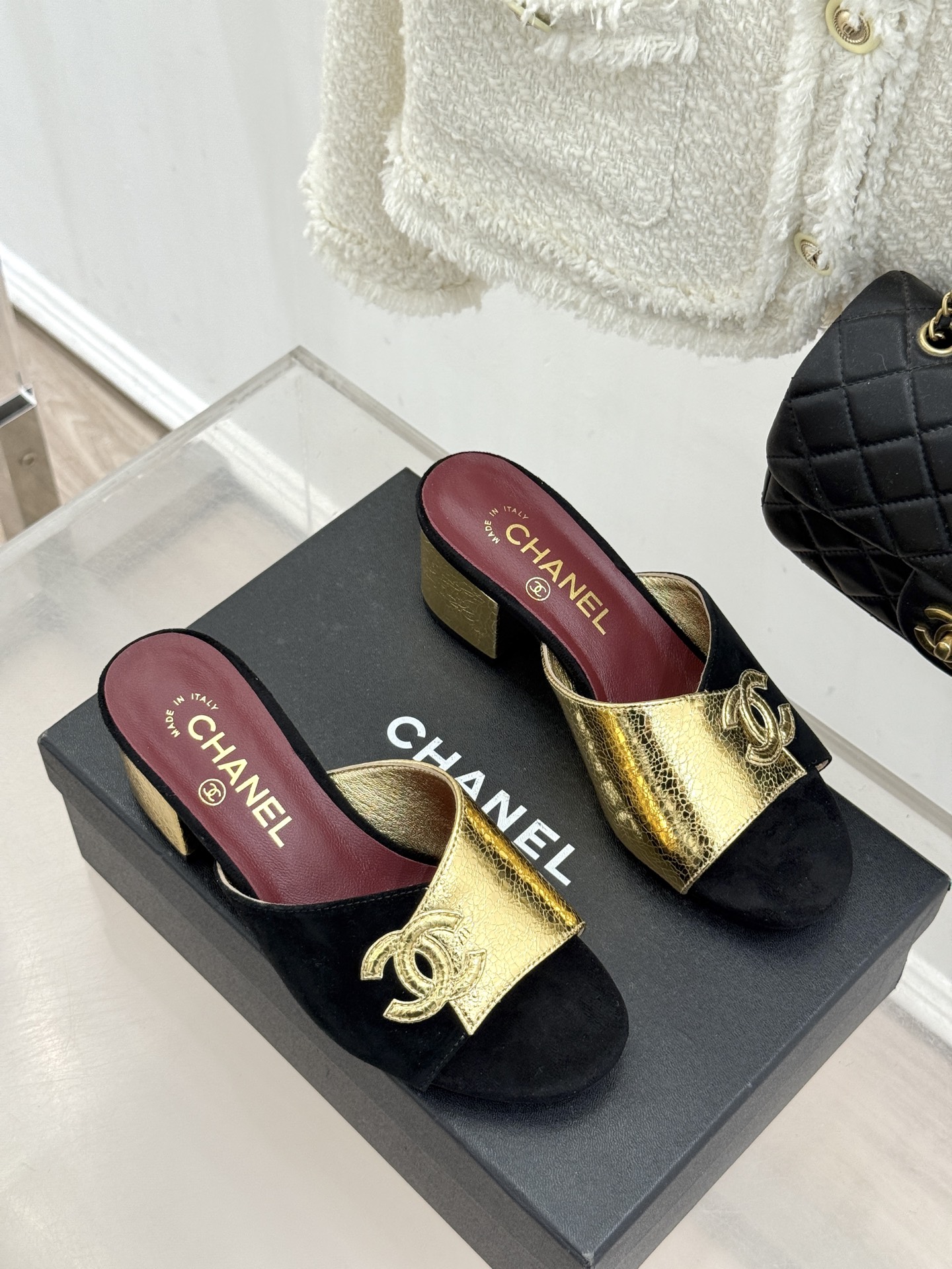 CHANE*｜小香26S双C拼接系列方头拖鞋凉鞋单鞋以拼接美学与复古方头重塑后空凉鞋的优雅范式。利落方头