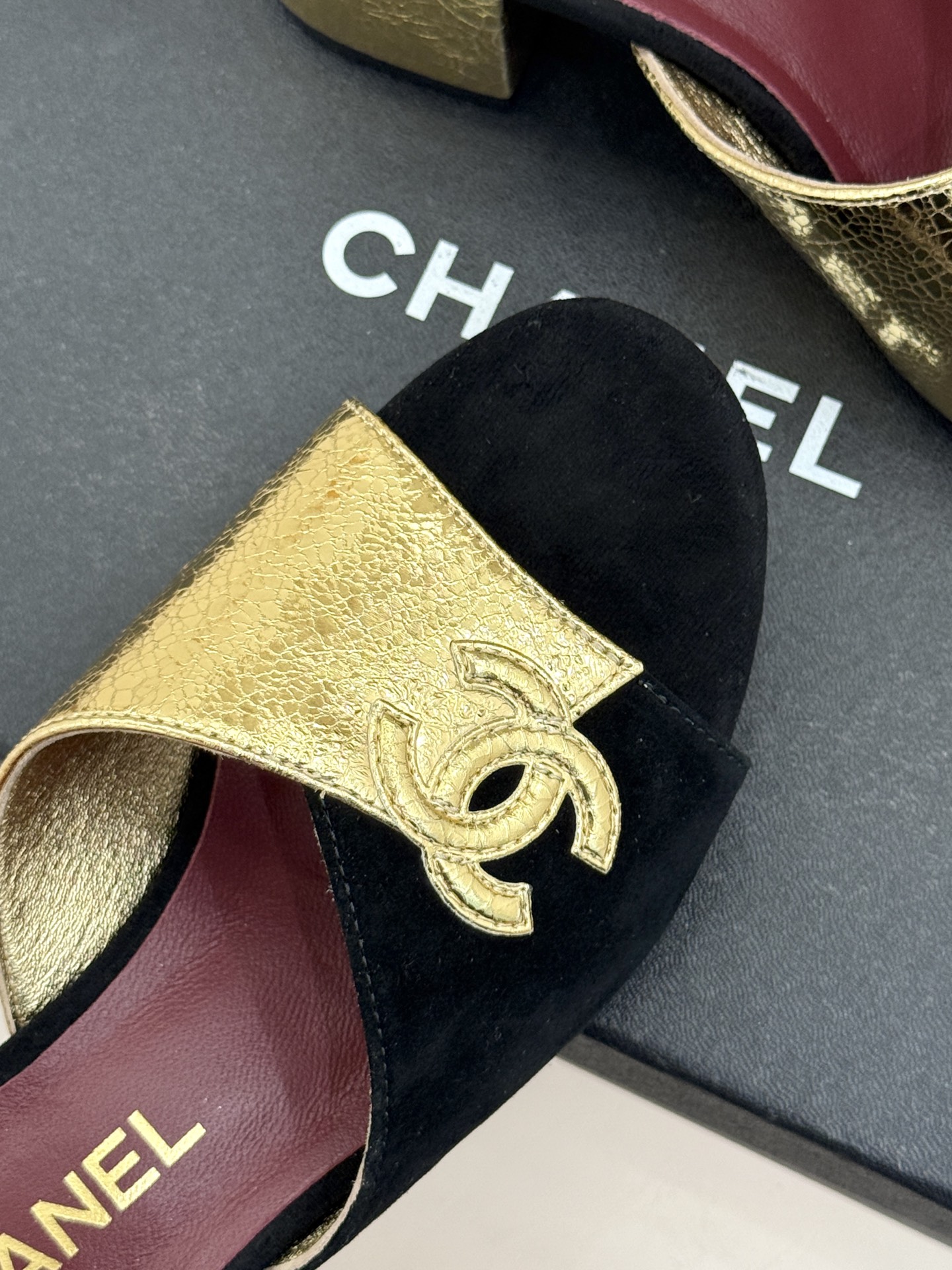 CHANE*｜小香26S双C拼接系列方头拖鞋凉鞋单鞋以拼接美学与复古方头重塑后空凉鞋的优雅范式。利落方头