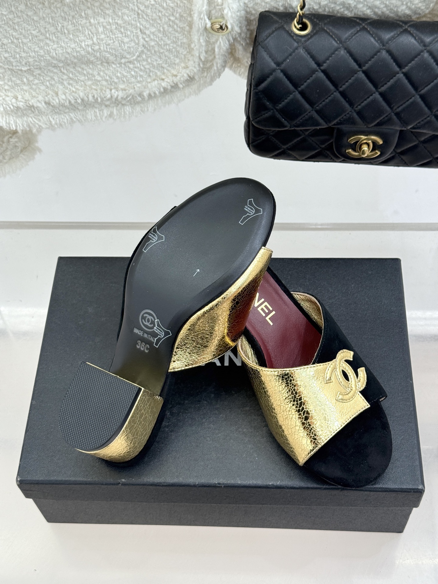 CHANE*｜小香26S双C拼接系列方头拖鞋凉鞋单鞋以拼接美学与复古方头重塑后空凉鞋的优雅范式。利落方头