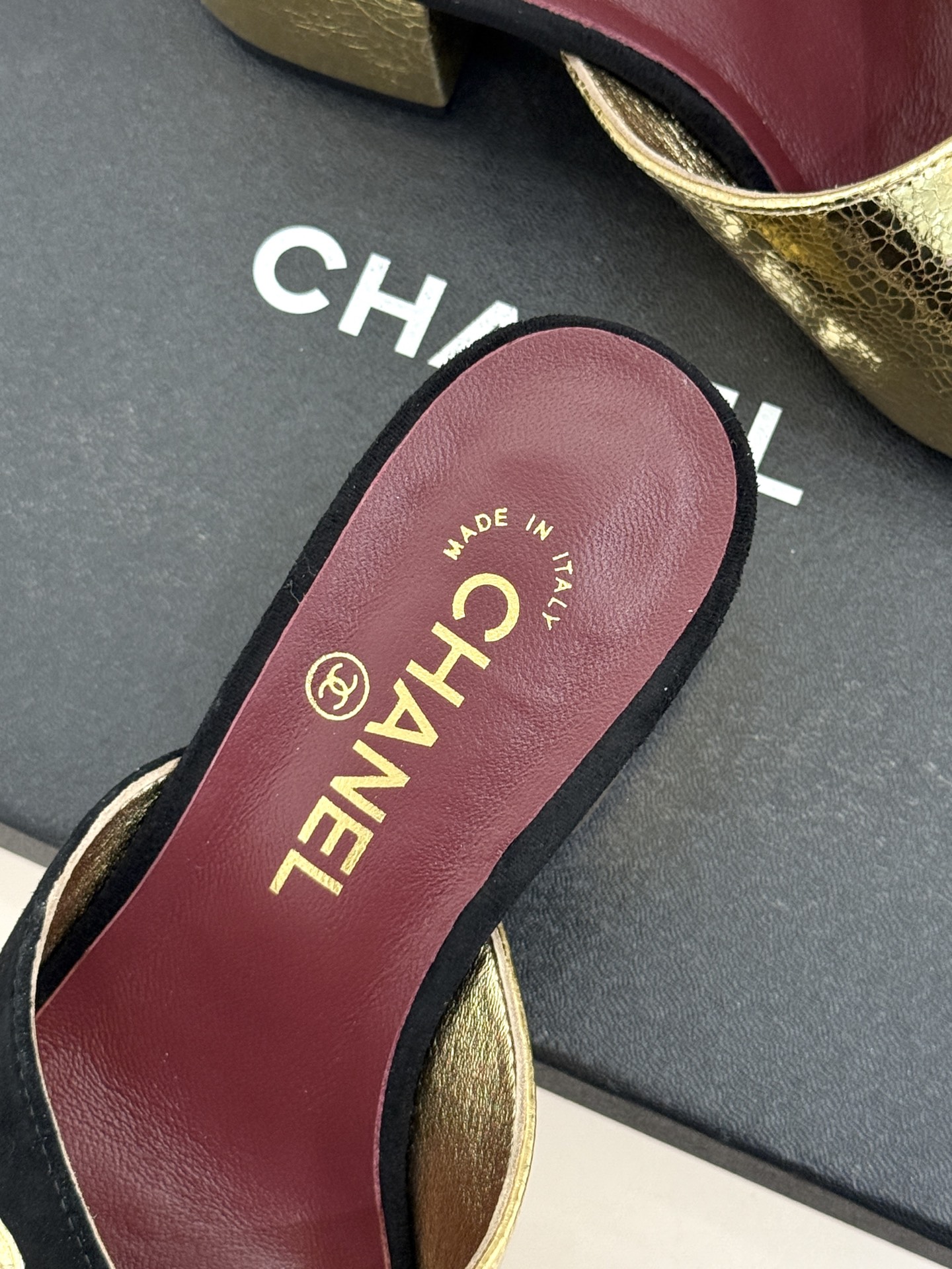 CHANE*｜小香26S双C拼接系列方头拖鞋凉鞋单鞋以拼接美学与复古方头重塑后空凉鞋的优雅范式。利落方头