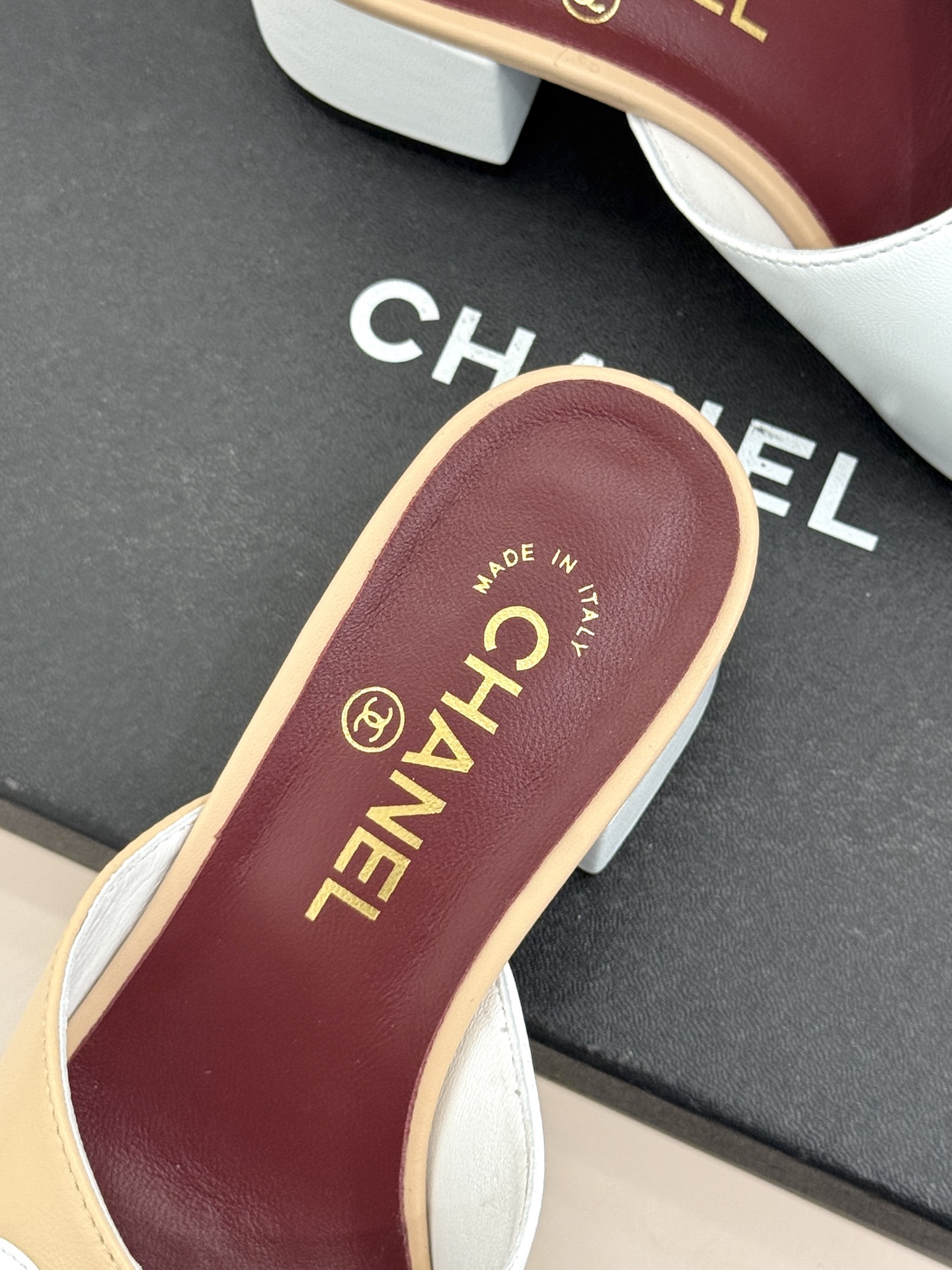 CHANE*｜小香26S双C拼接系列方头拖鞋凉鞋单鞋以拼接美学与复古方头重塑后空凉鞋的优雅范式。利落方头