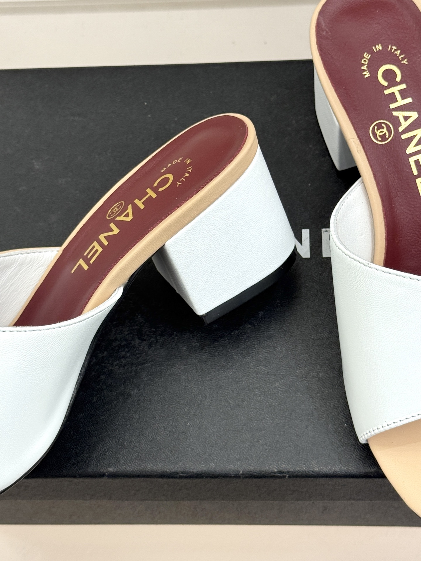 CHANE*｜小香26S双C拼接系列方头拖鞋凉鞋单鞋以拼接美学与复古方头重塑后空凉鞋的优雅范式。利落方头