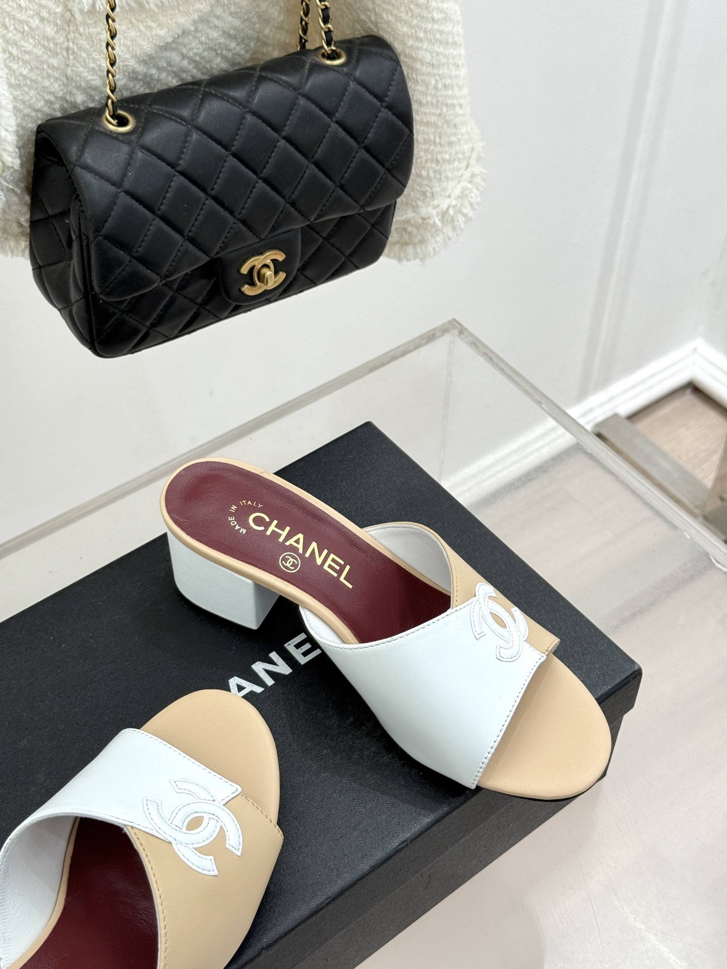 CHANE*｜小香26S双C拼接系列方头拖鞋凉鞋单鞋以拼接美学与复古方头重塑后空凉鞋的优雅范式。利落方头