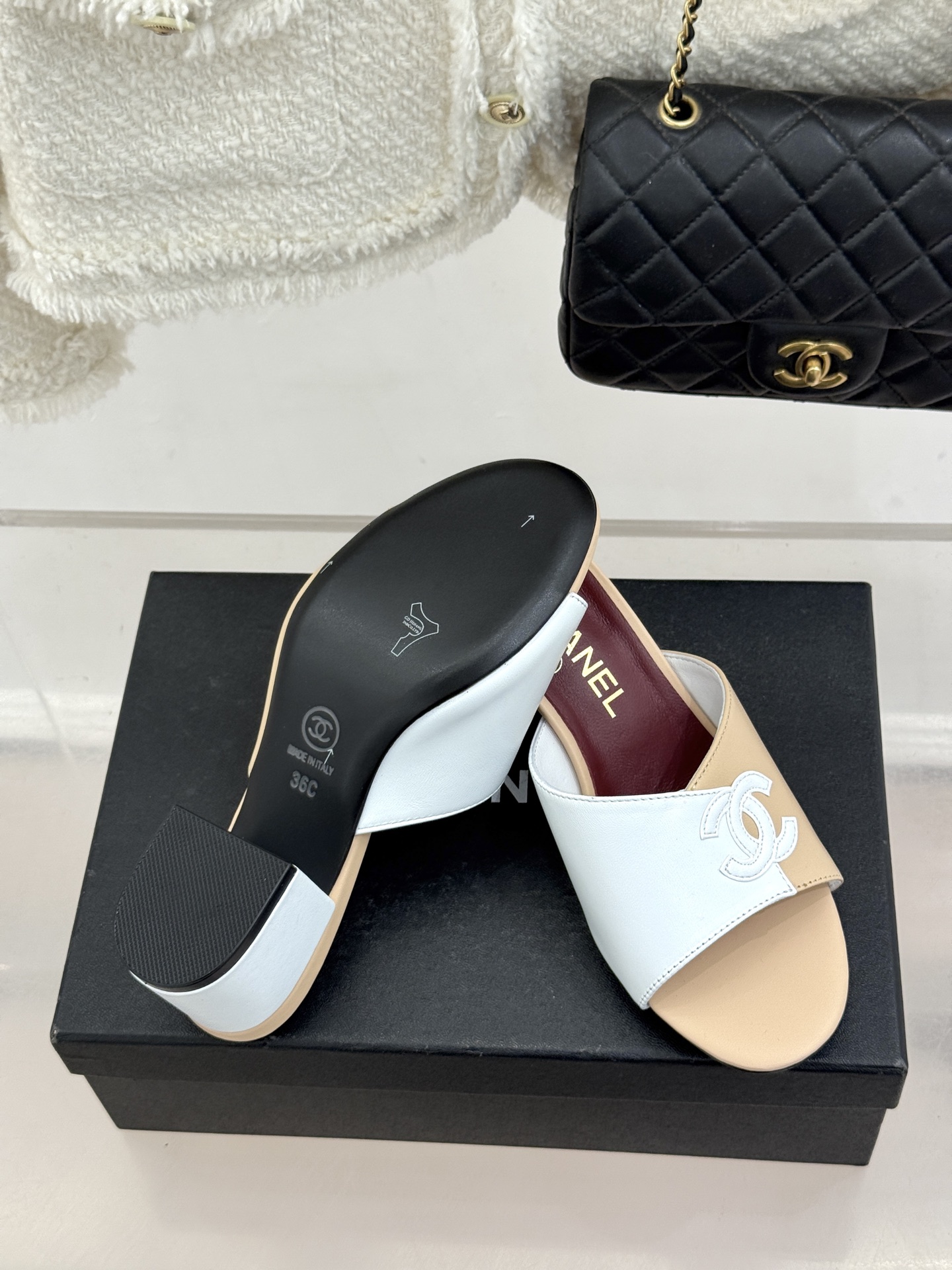 CHANE*｜小香26S双C拼接系列方头拖鞋凉鞋单鞋以拼接美学与复古方头重塑后空凉鞋的优雅范式。利落方头