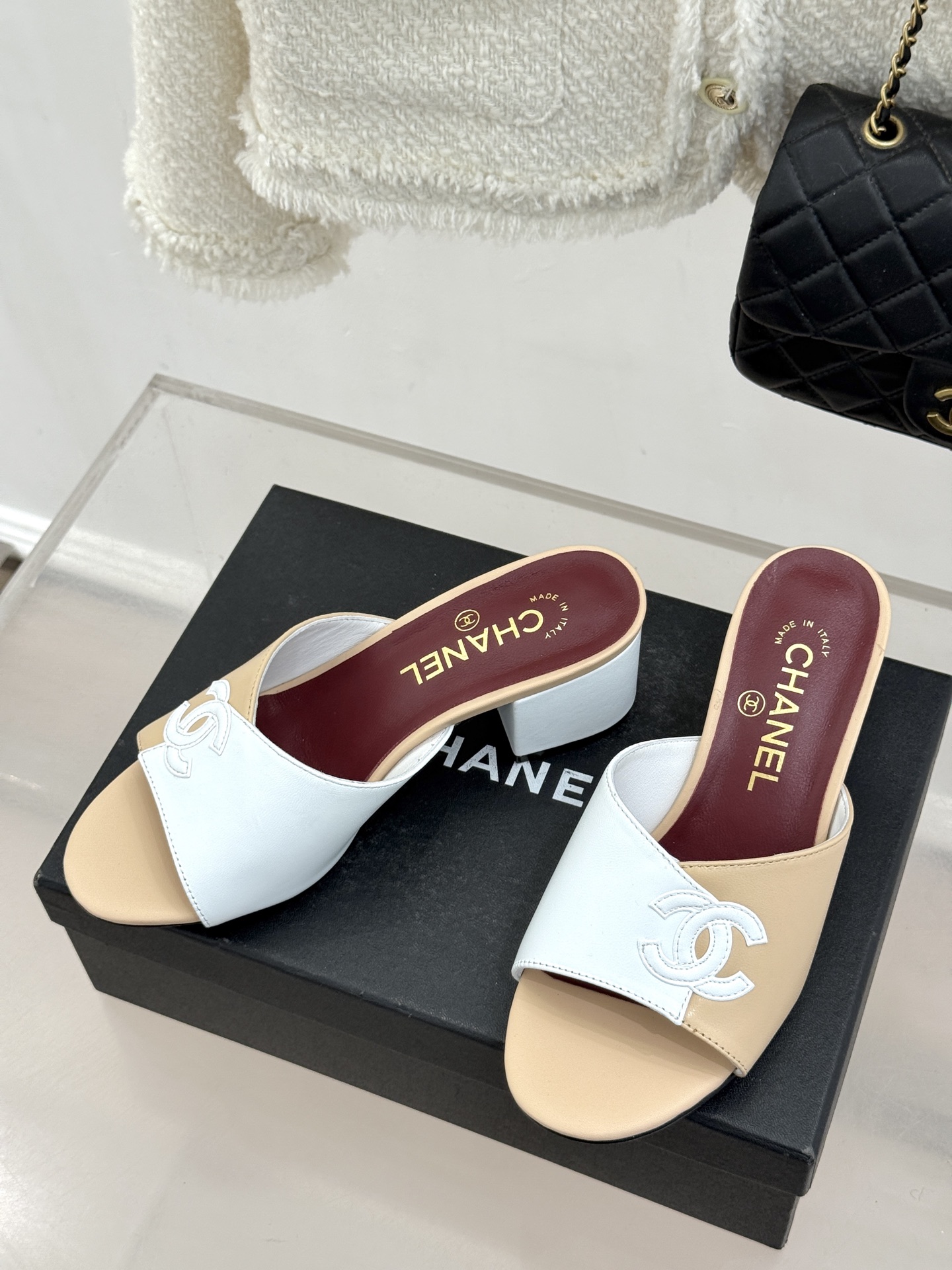 CHANE*｜小香26S双C拼接系列方头拖鞋凉鞋单鞋以拼接美学与复古方头重塑后空凉鞋的优雅范式。利落方头