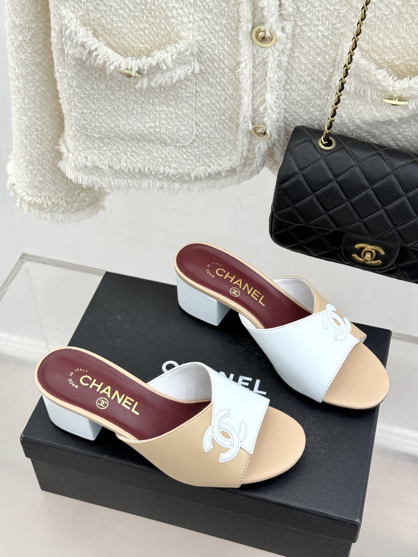 CHANE*｜小香26S双C拼接系列方头拖鞋凉鞋单鞋以拼接美学与复古方头重塑后空凉鞋的优雅范式。利落方头