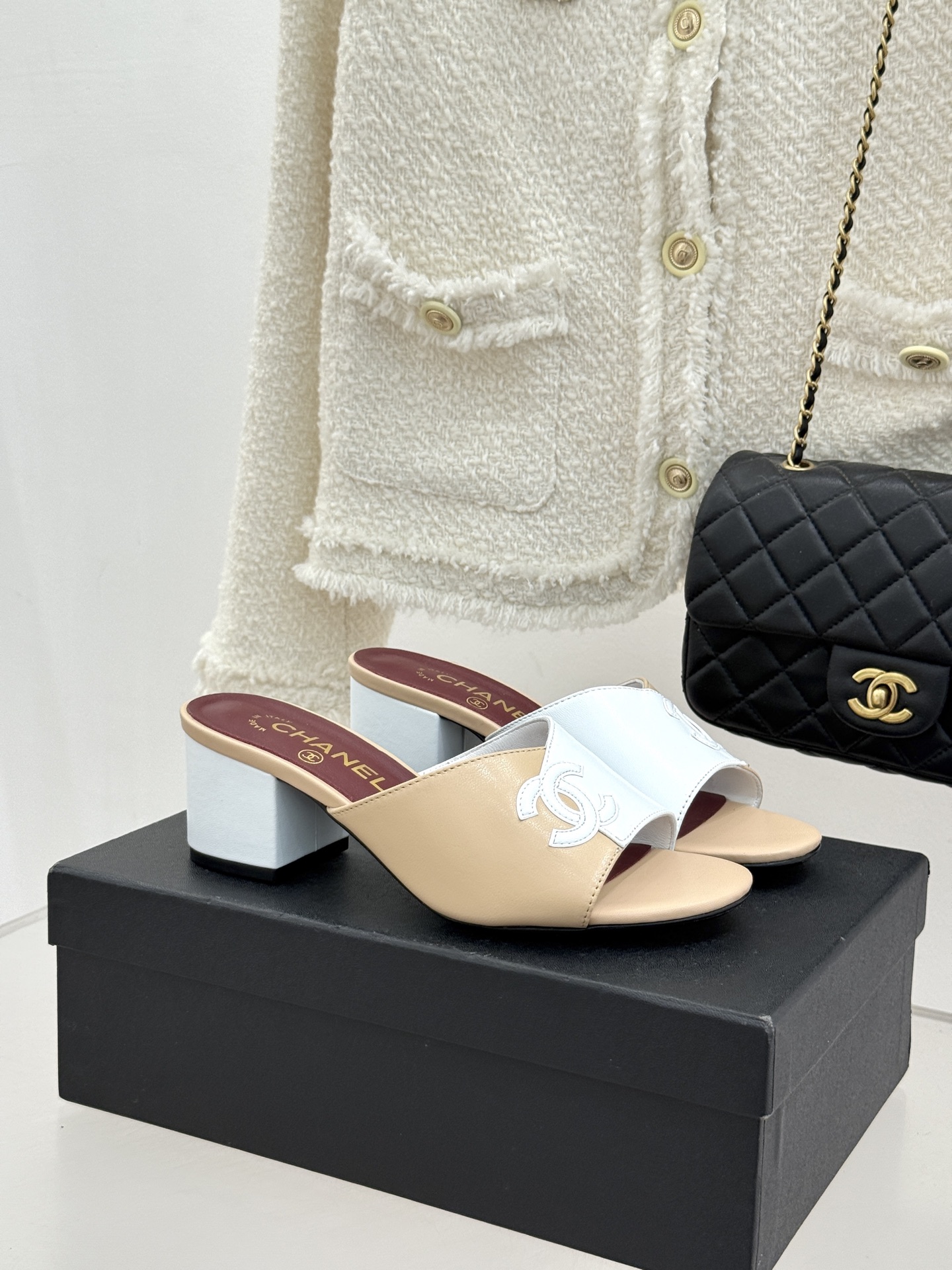 CHANE*｜小香26S双C拼接系列方头拖鞋凉鞋单鞋以拼接美学与复古方头重塑后空凉鞋的优雅范式。利落方头