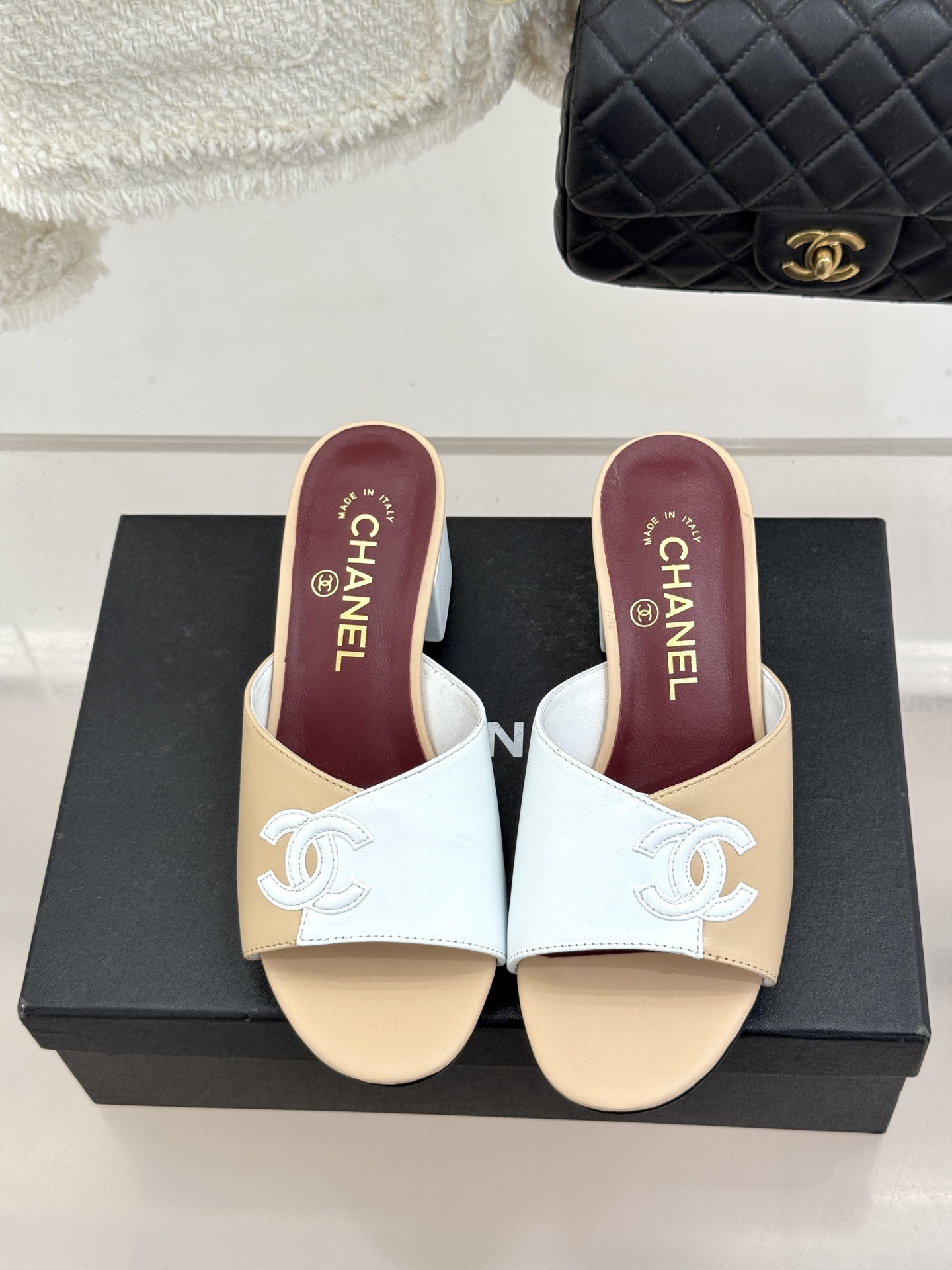 CHANE*｜小香26S双C拼接系列方头拖鞋凉鞋单鞋以拼接美学与复古方头重塑后空凉鞋的优雅范式。利落方头