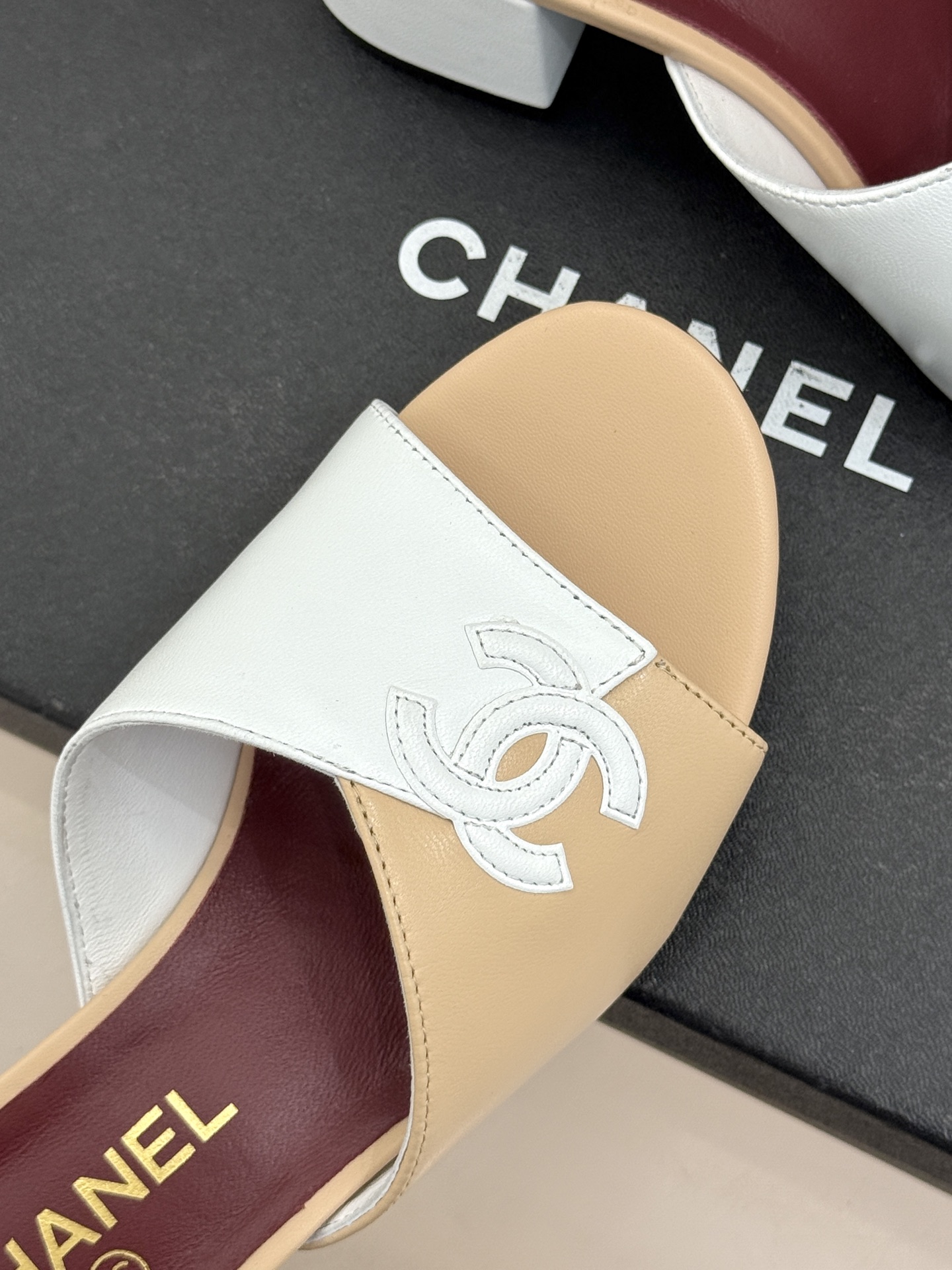 CHANE*｜小香26S双C拼接系列方头拖鞋凉鞋单鞋以拼接美学与复古方头重塑后空凉鞋的优雅范式。利落方头