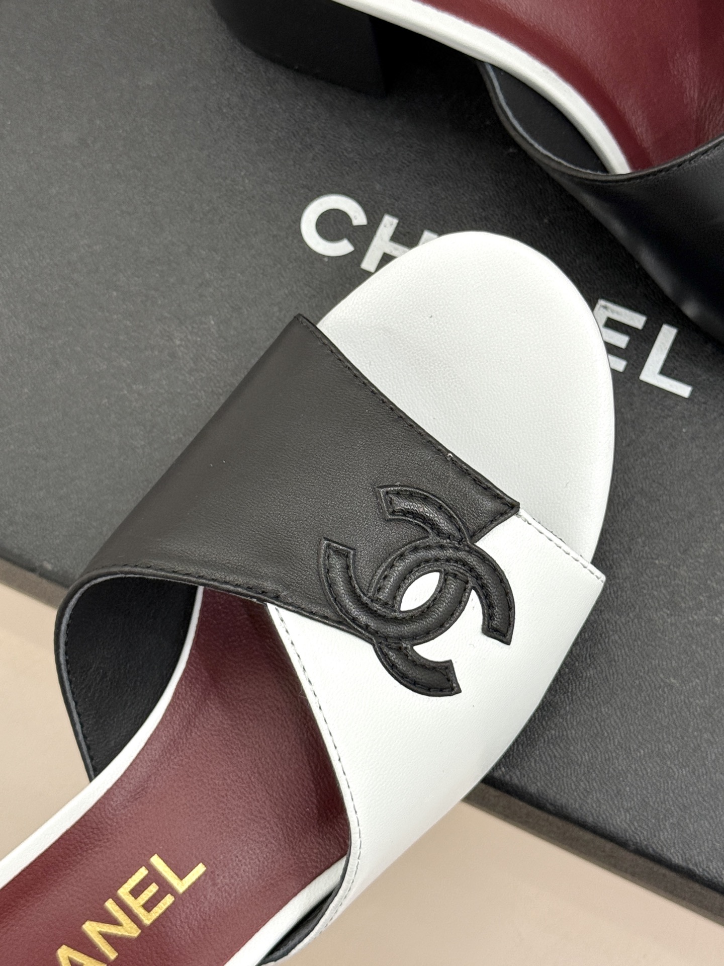 CHANE*｜小香26S双C拼接系列方头拖鞋凉鞋单鞋以拼接美学与复古方头重塑后空凉鞋的优雅范式。利落方头