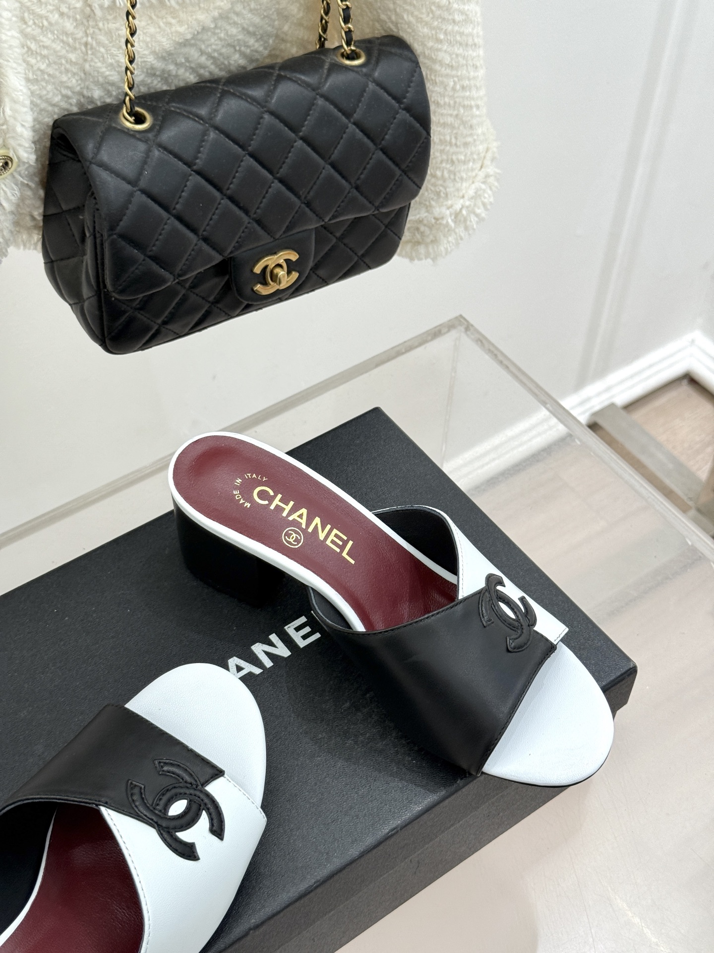 CHANE*｜小香26S双C拼接系列方头拖鞋凉鞋单鞋以拼接美学与复古方头重塑后空凉鞋的优雅范式。利落方头