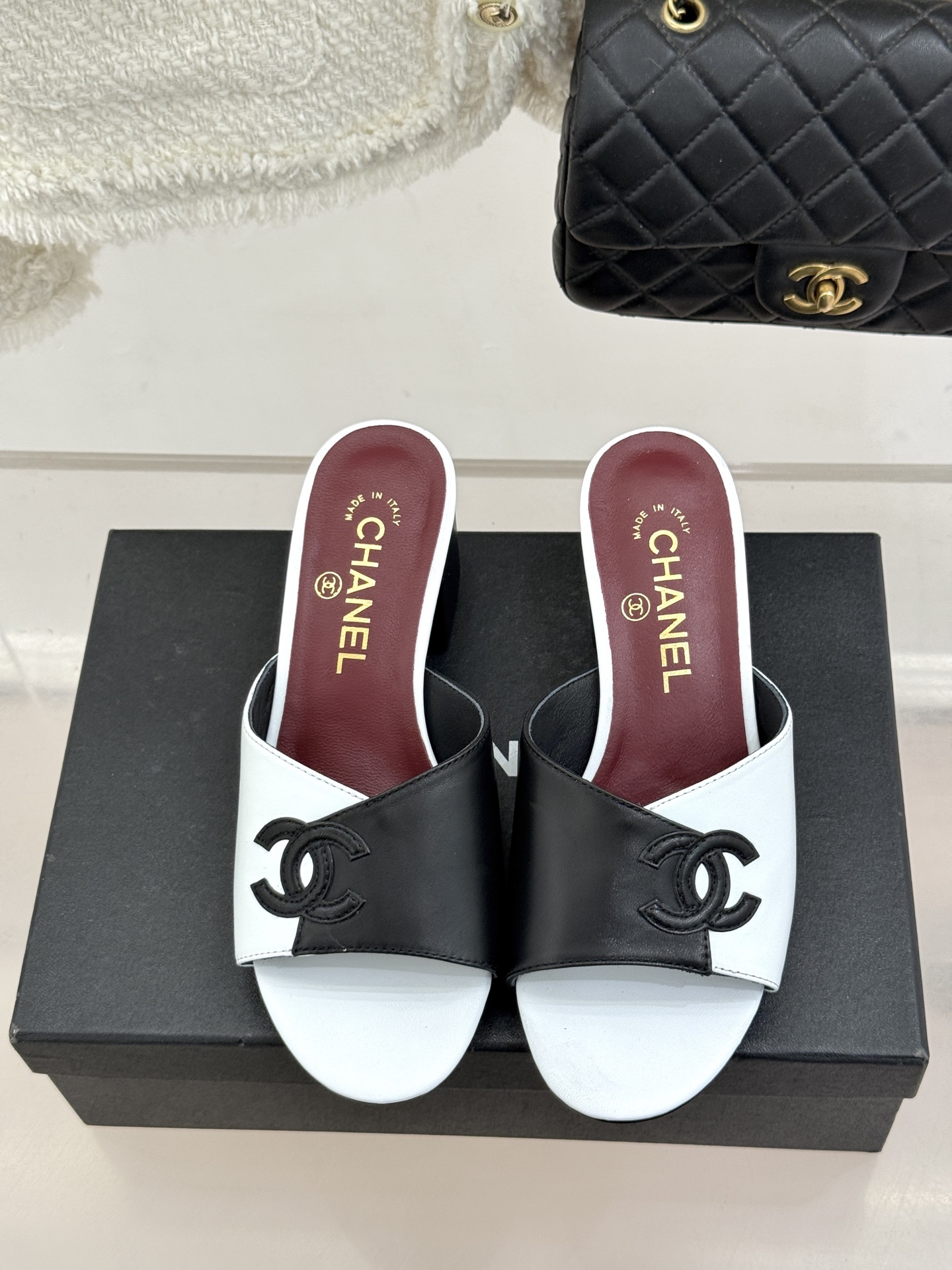 CHANE*｜小香26S双C拼接系列方头拖鞋凉鞋单鞋以拼接美学与复古方头重塑后空凉鞋的优雅范式。利落方头