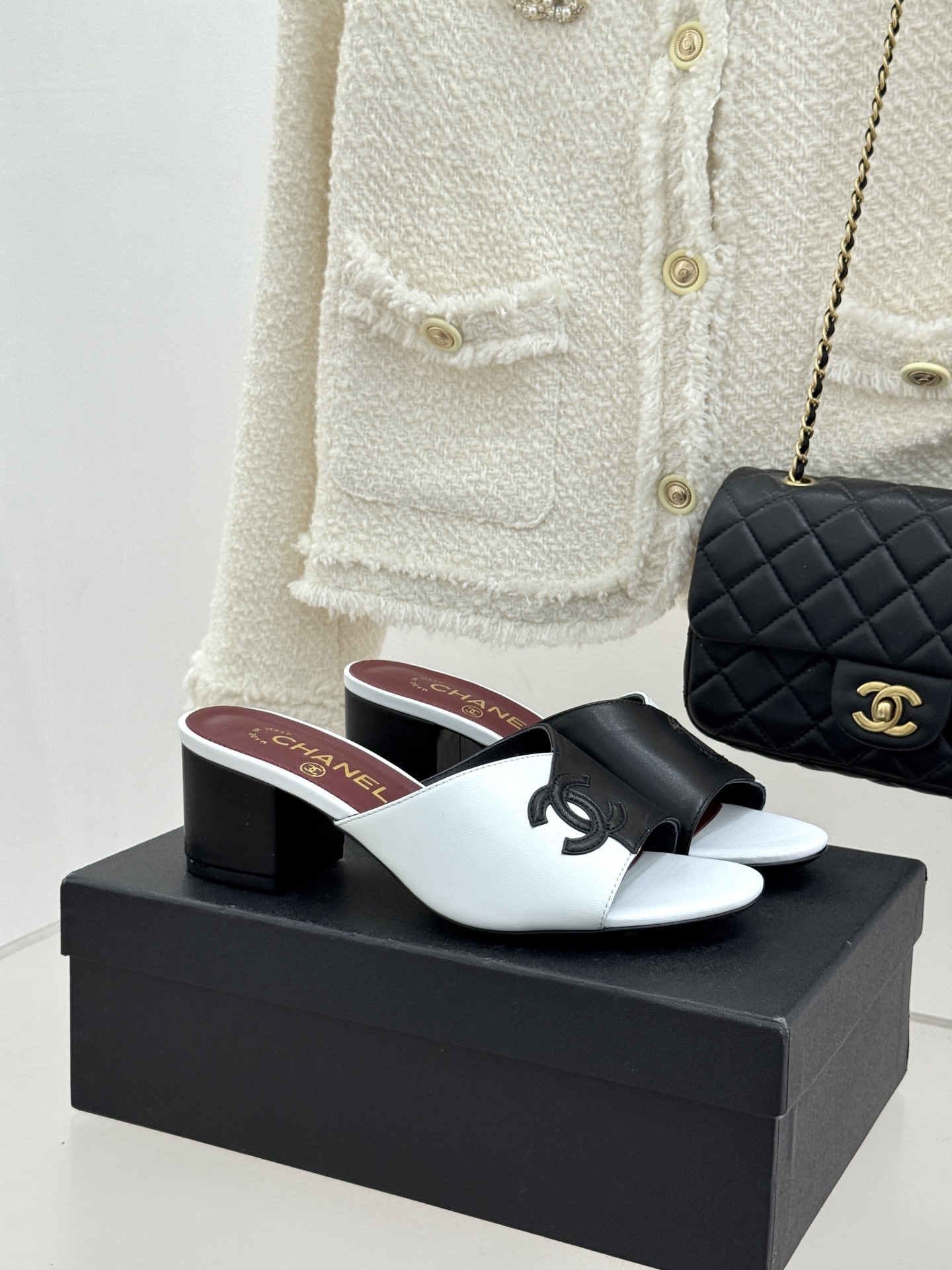 CHANE*｜小香26S双C拼接系列方头拖鞋凉鞋单鞋以拼接美学与复古方头重塑后空凉鞋的优雅范式。利落方头