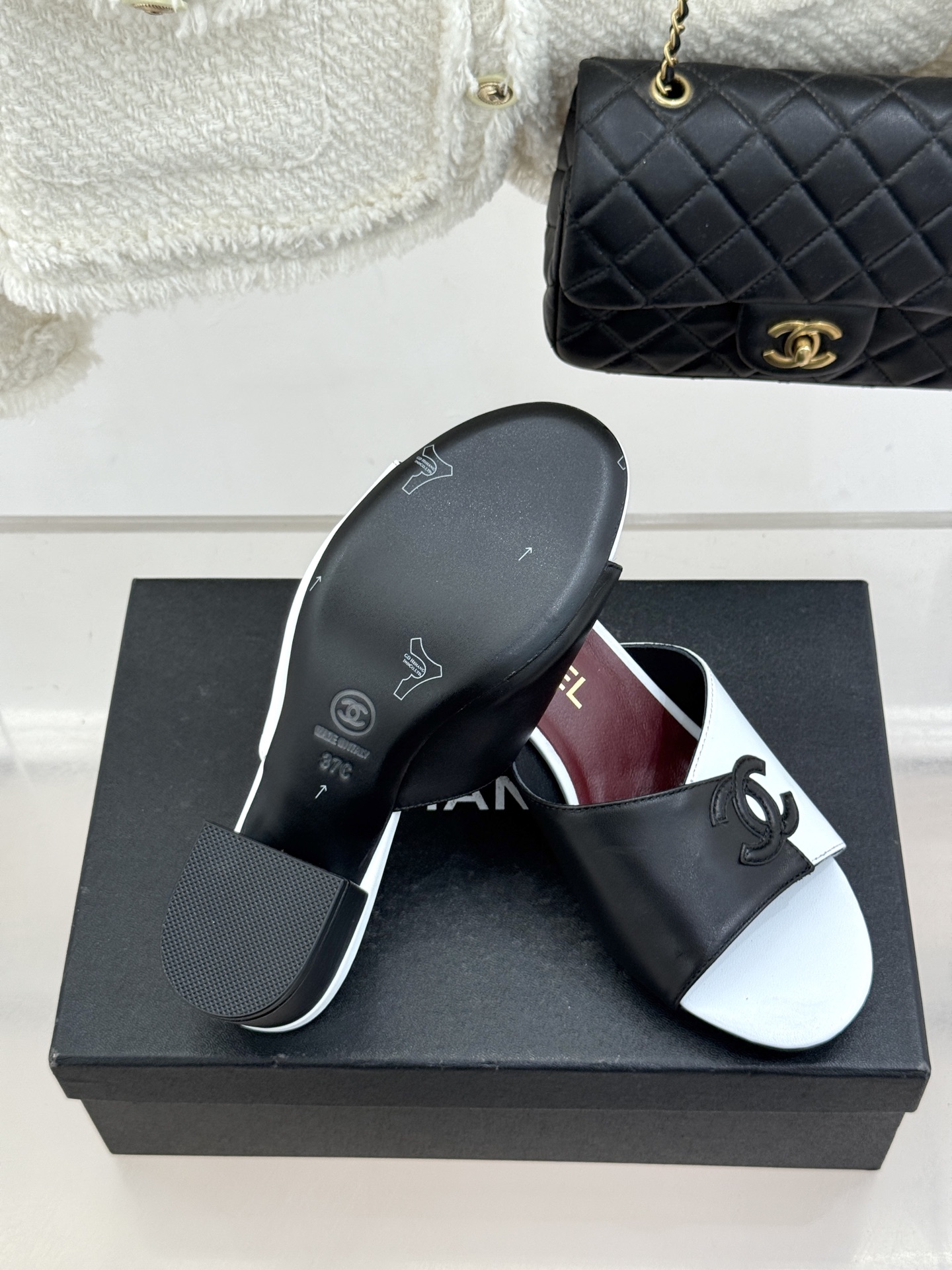 CHANE*｜小香26S双C拼接系列方头拖鞋凉鞋单鞋以拼接美学与复古方头重塑后空凉鞋的优雅范式。利落方头