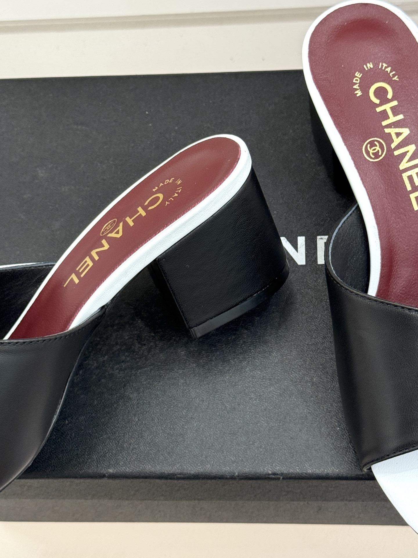 CHANE*｜小香26S双C拼接系列方头拖鞋凉鞋单鞋以拼接美学与复古方头重塑后空凉鞋的优雅范式。利落方头