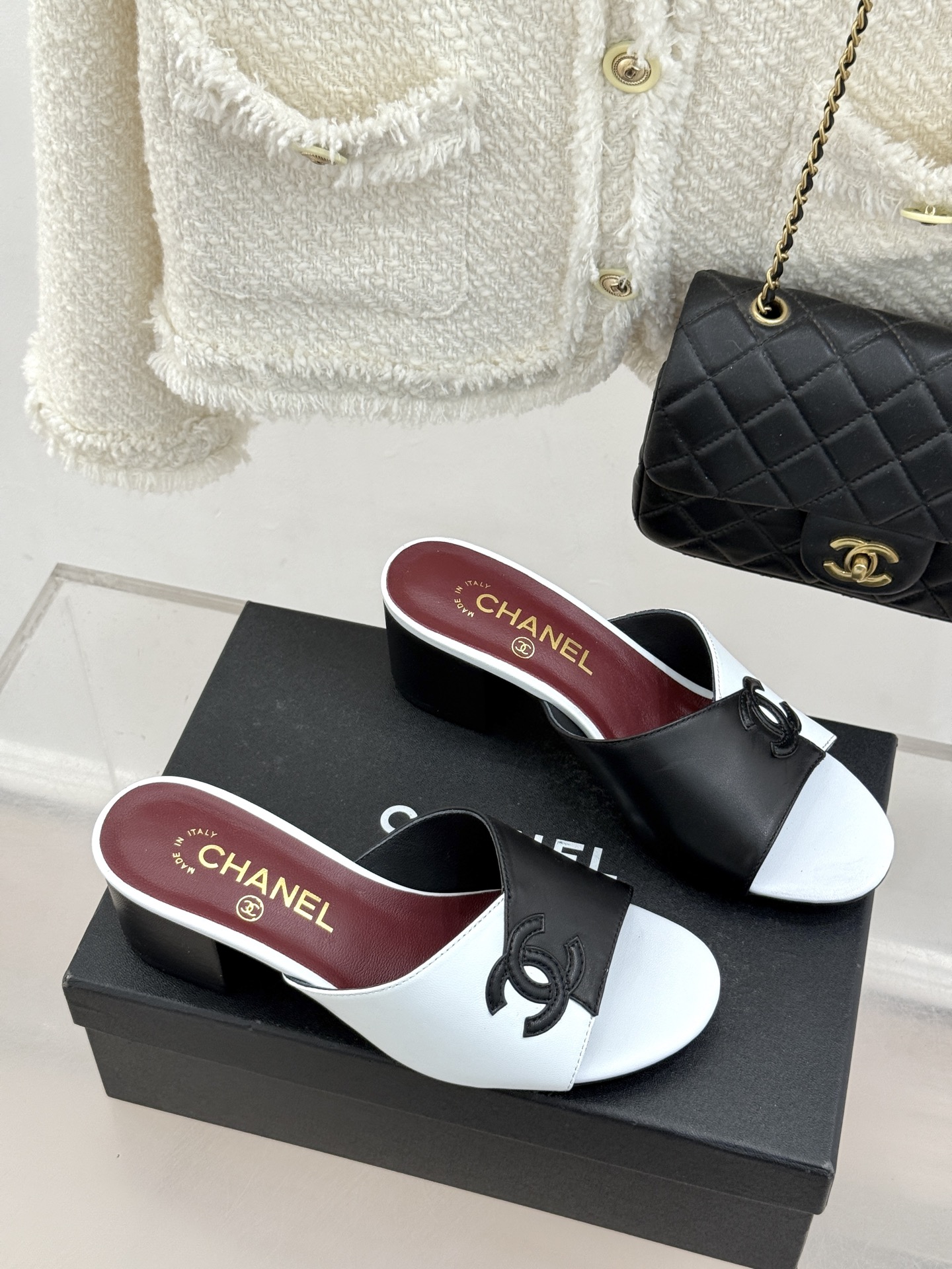 CHANE*｜小香26S双C拼接系列方头拖鞋凉鞋单鞋以拼接美学与复古方头重塑后空凉鞋的优雅范式。利落方头