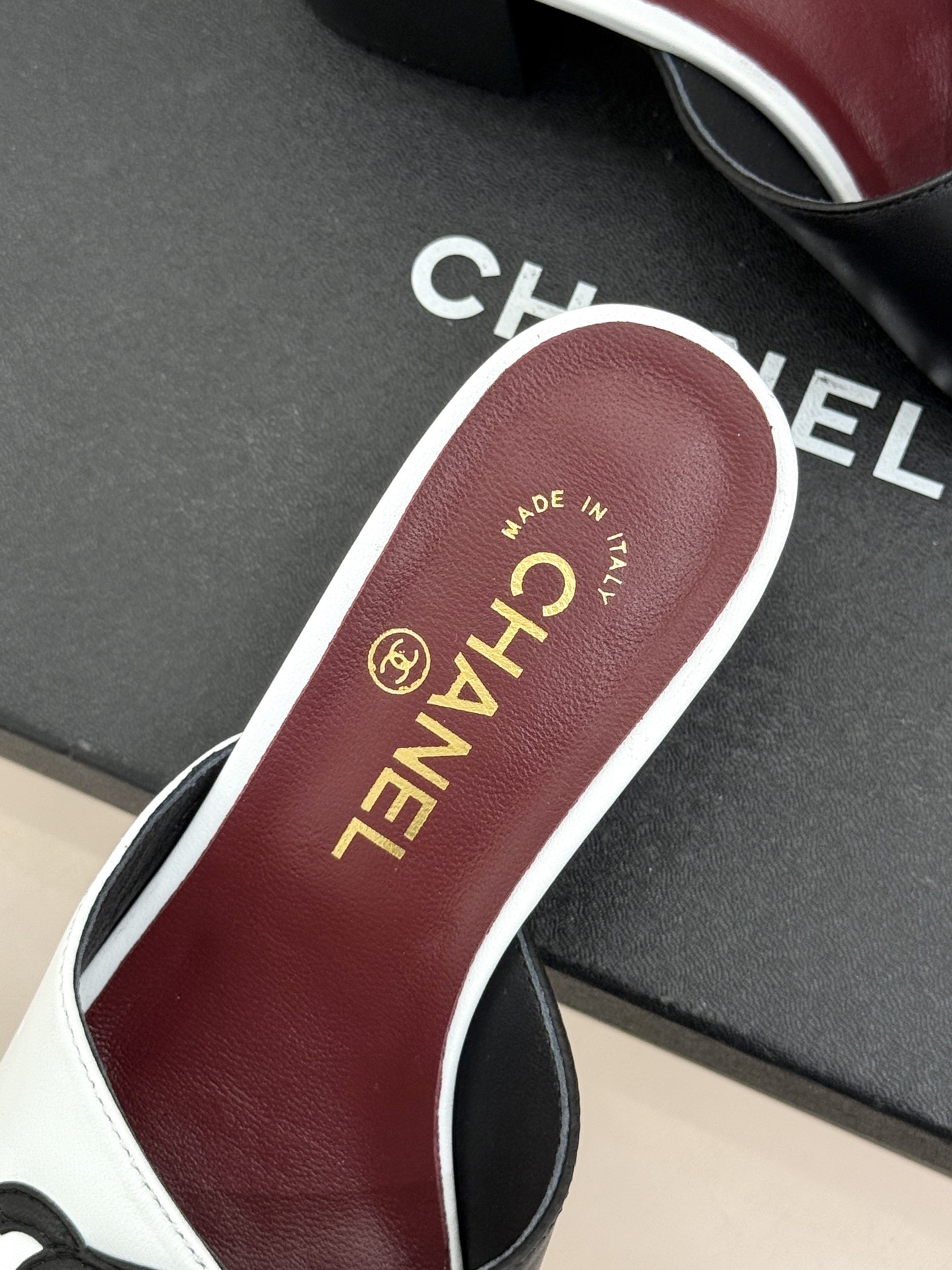 CHANE*｜小香26S双C拼接系列方头拖鞋凉鞋单鞋以拼接美学与复古方头重塑后空凉鞋的优雅范式。利落方头