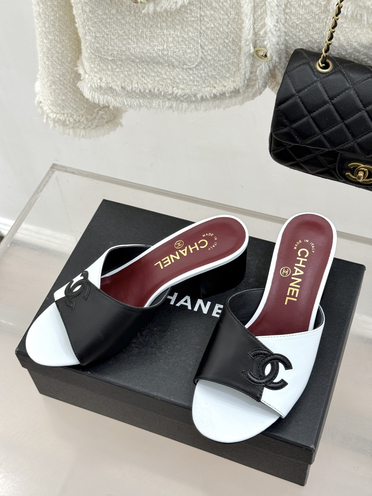 CHANE*｜小香26S双C拼接系列方头拖鞋凉鞋单鞋以拼接美学与复古方头重塑后空凉鞋的优雅范式。利落方头