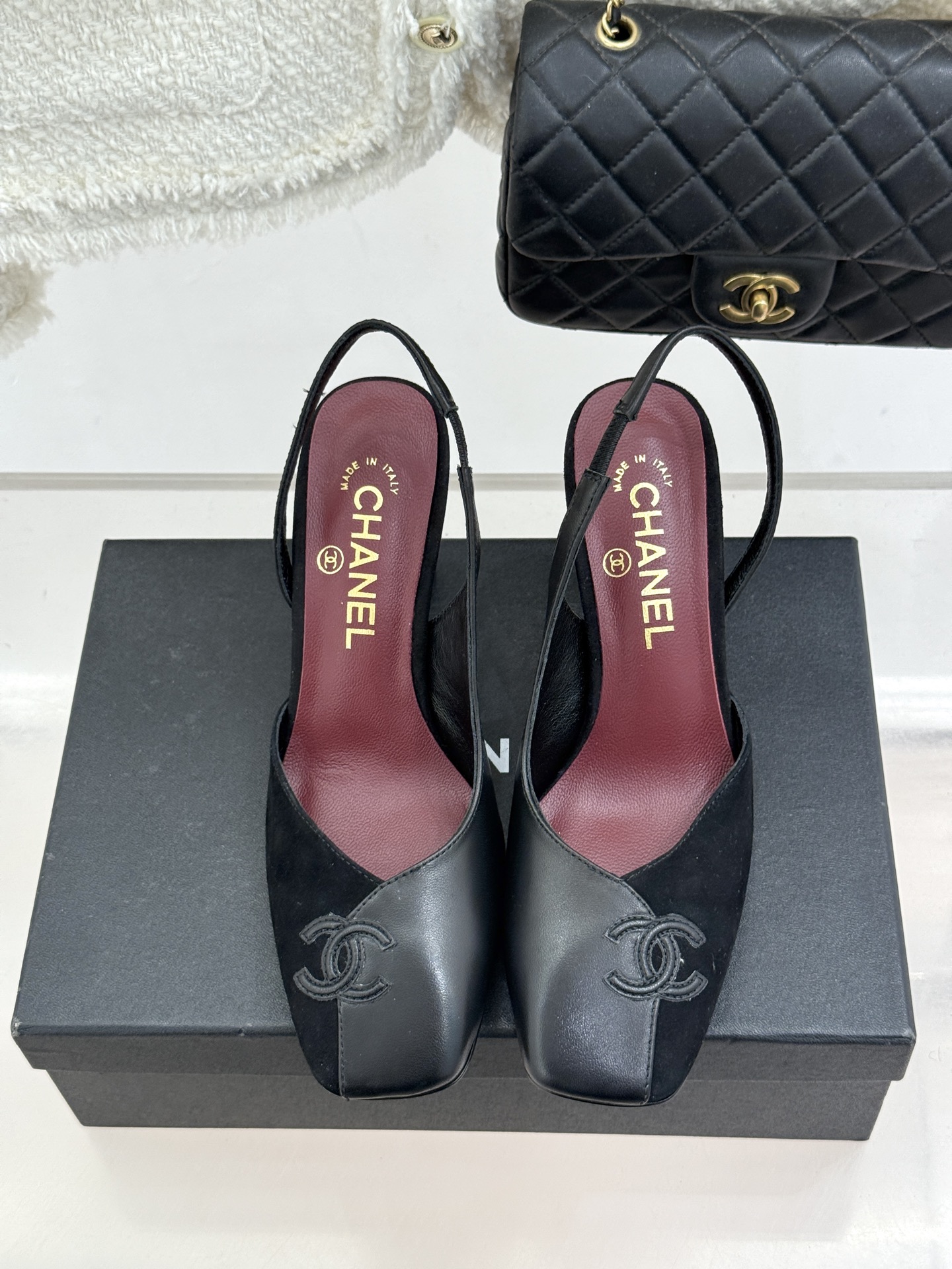 CHANE*｜小香26S双C拼接系列方头拖鞋凉鞋单鞋以拼接美学与复古方头重塑后空凉鞋的优雅范式。利落方头