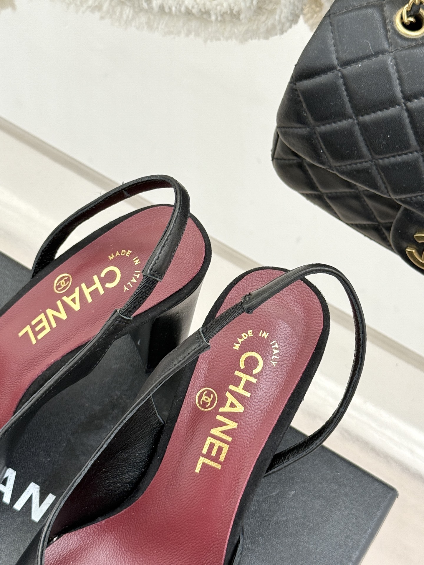 CHANE*｜小香26S双C拼接系列方头拖鞋凉鞋单鞋以拼接美学与复古方头重塑后空凉鞋的优雅范式。利落方头