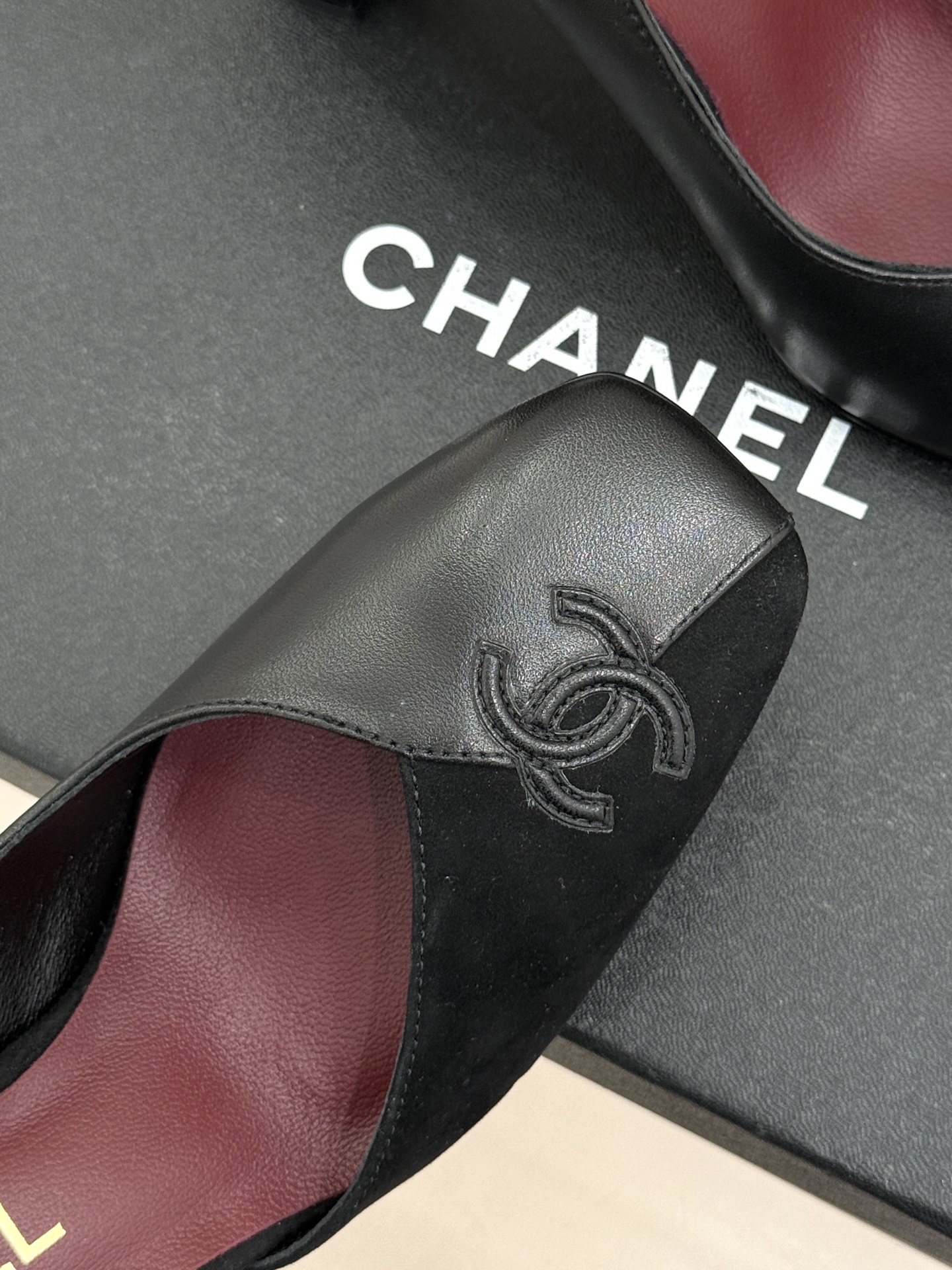 CHANE*｜小香26S双C拼接系列方头拖鞋凉鞋单鞋以拼接美学与复古方头重塑后空凉鞋的优雅范式。利落方头