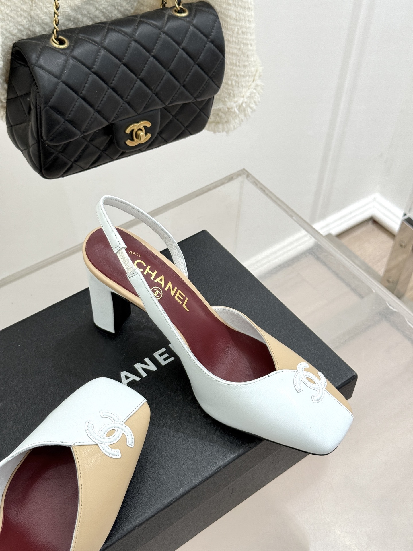 CHANE*｜小香26S双C拼接系列方头拖鞋凉鞋单鞋以拼接美学与复古方头重塑后空凉鞋的优雅范式。利落方头