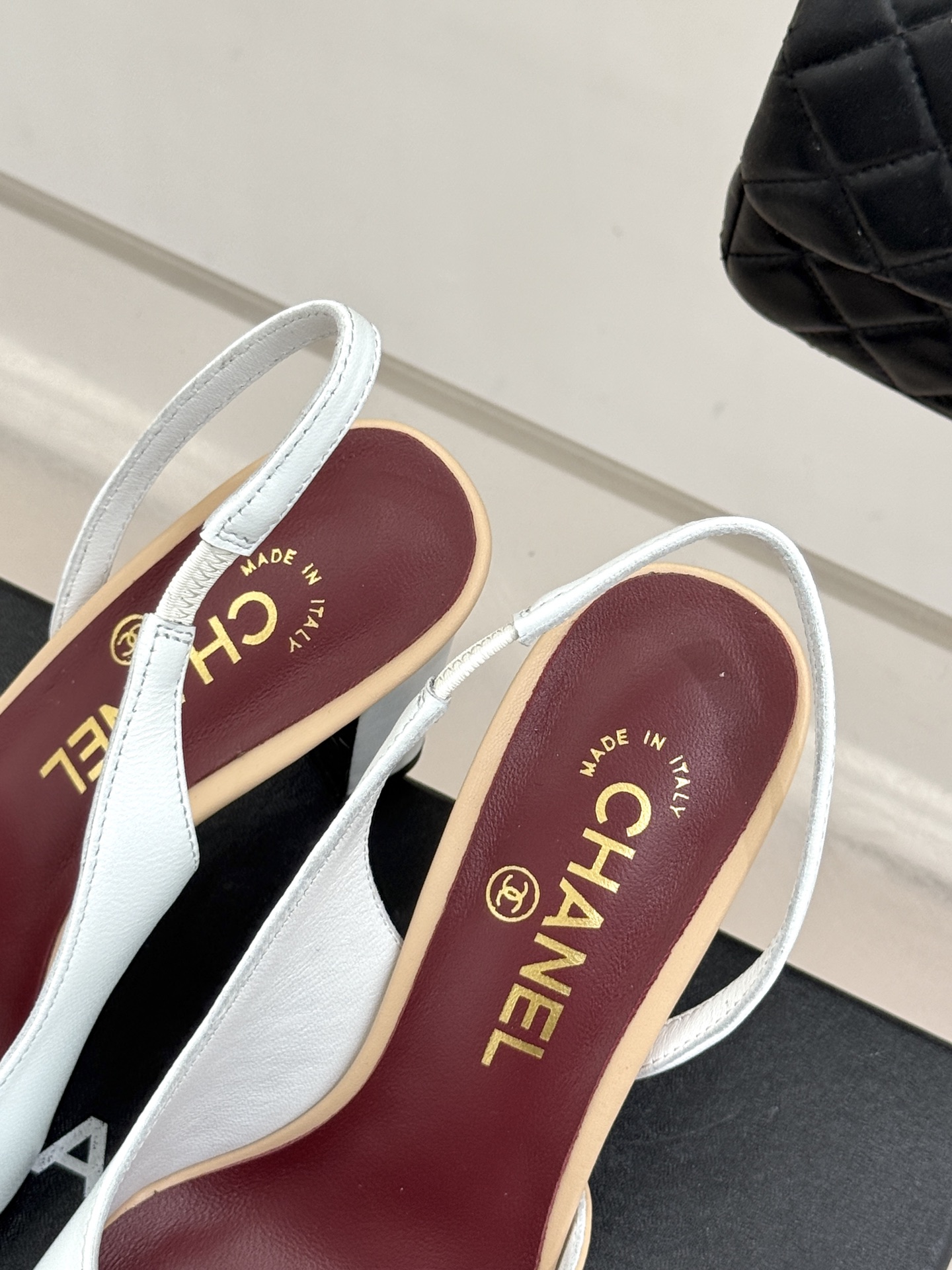 CHANE*｜小香26S双C拼接系列方头拖鞋凉鞋单鞋以拼接美学与复古方头重塑后空凉鞋的优雅范式。利落方头