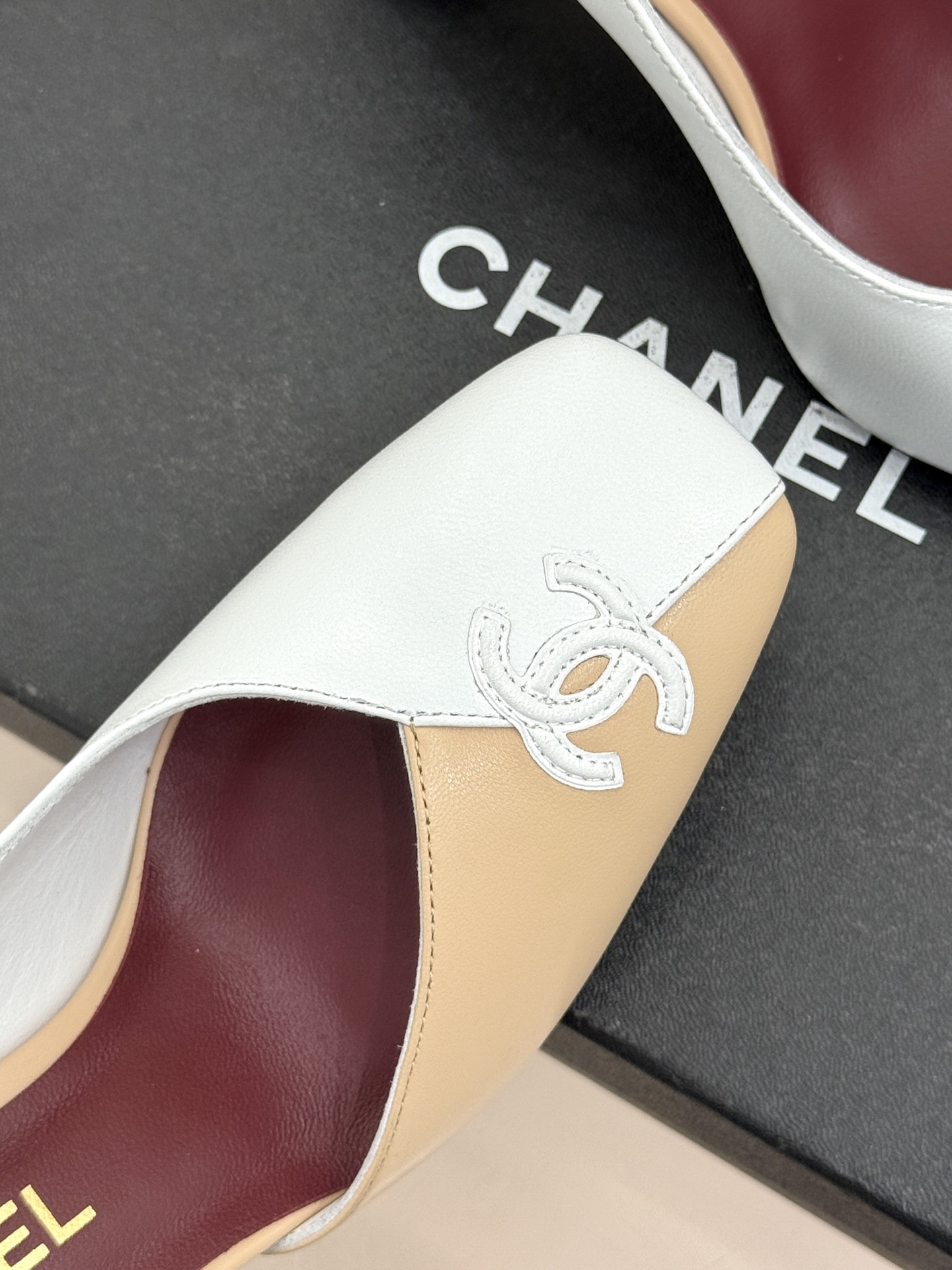 CHANE*｜小香26S双C拼接系列方头拖鞋凉鞋单鞋以拼接美学与复古方头重塑后空凉鞋的优雅范式。利落方头