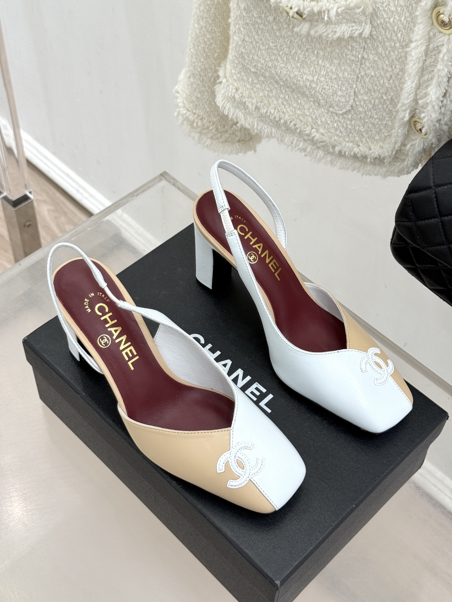 CHANE*｜小香26S双C拼接系列方头拖鞋凉鞋单鞋以拼接美学与复古方头重塑后空凉鞋的优雅范式。利落方头