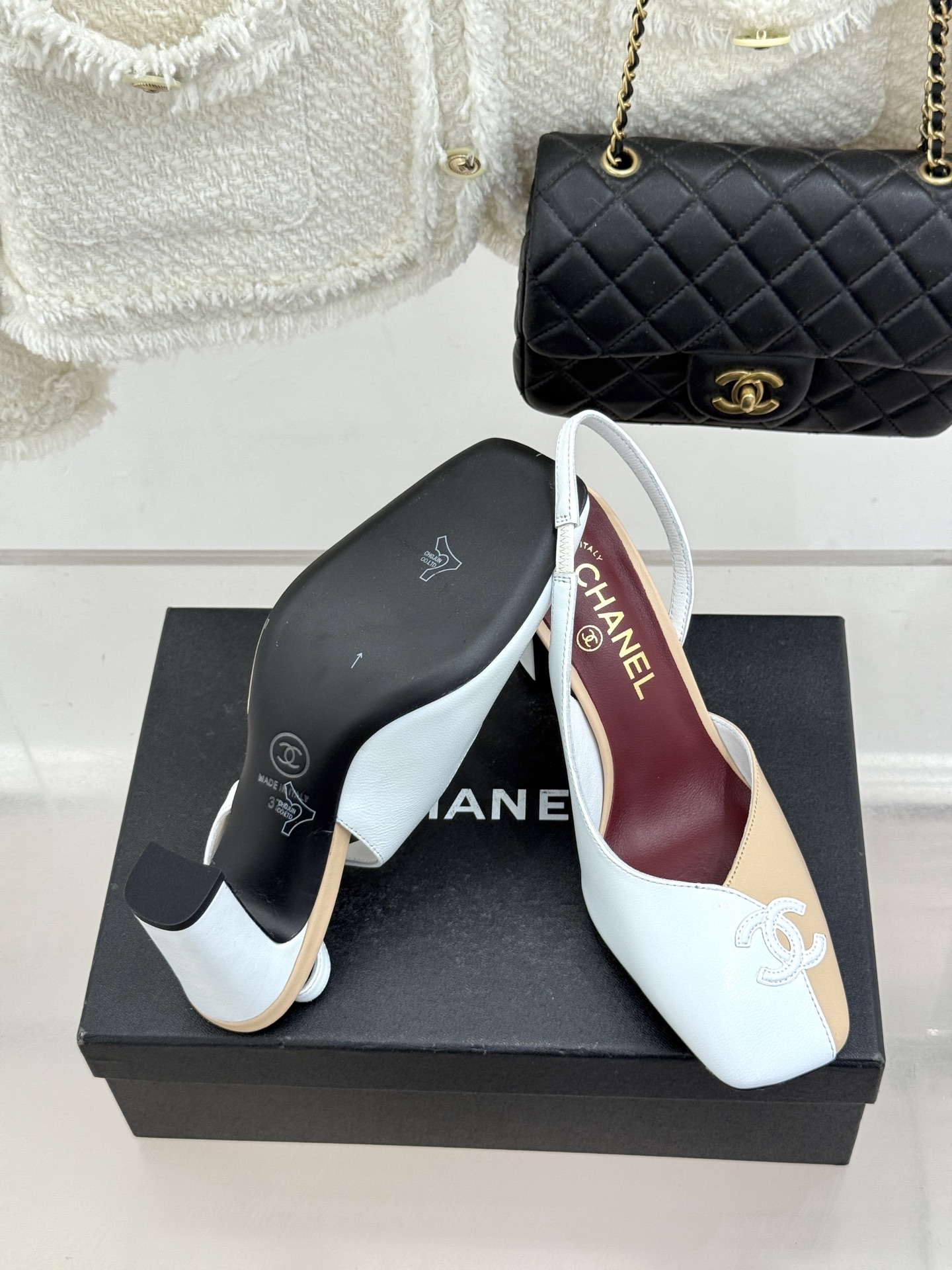 CHANE*｜小香26S双C拼接系列方头拖鞋凉鞋单鞋以拼接美学与复古方头重塑后空凉鞋的优雅范式。利落方头