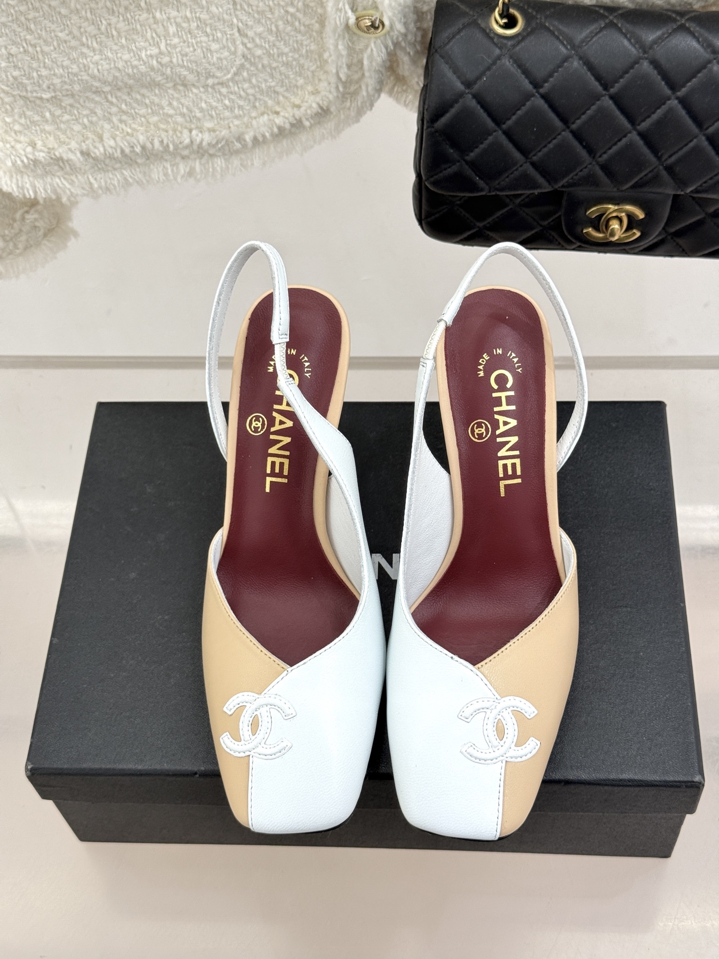 CHANE*｜小香26S双C拼接系列方头拖鞋凉鞋单鞋以拼接美学与复古方头重塑后空凉鞋的优雅范式。利落方头