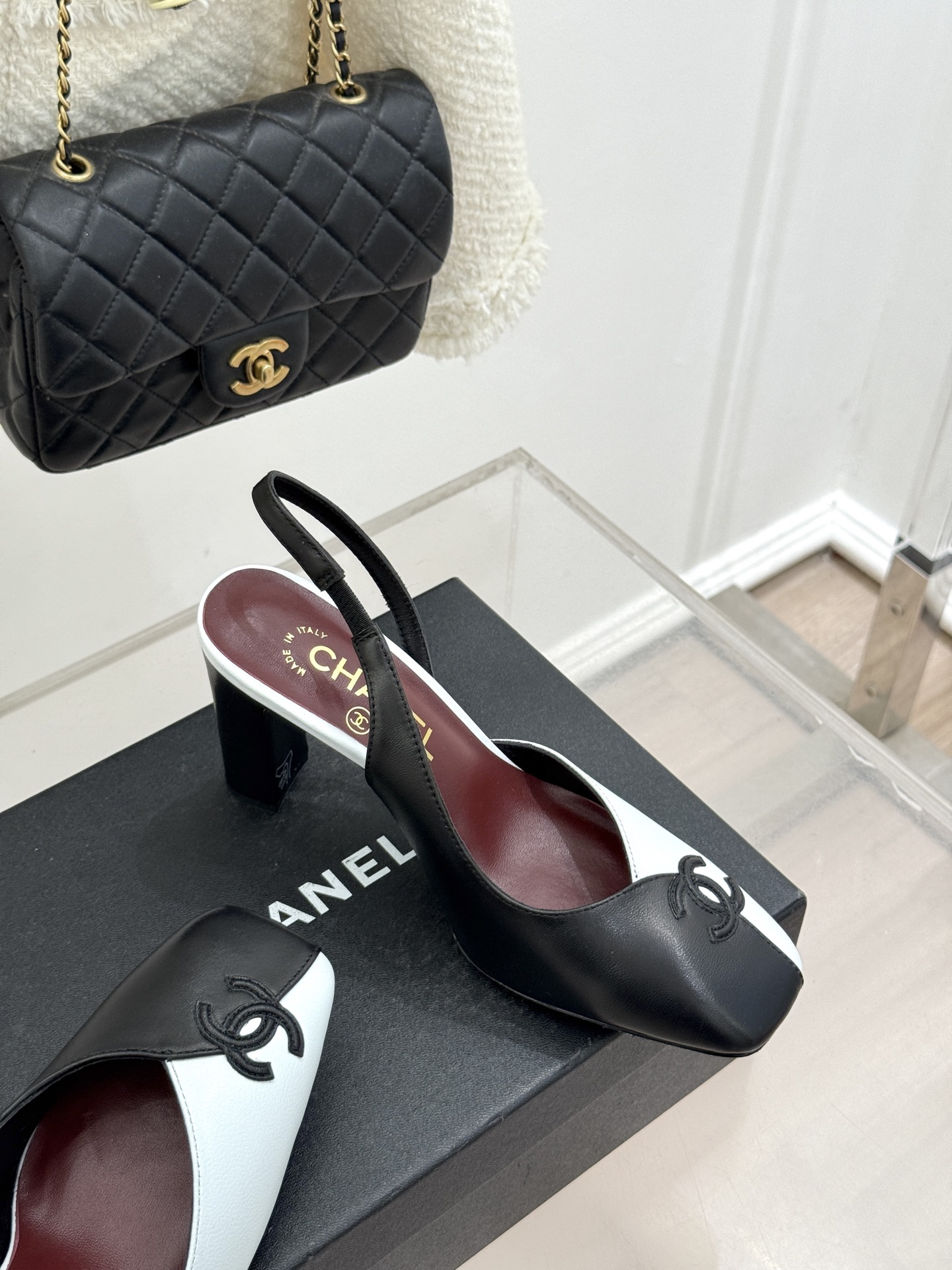 CHANE*｜小香26S双C拼接系列方头拖鞋凉鞋单鞋以拼接美学与复古方头重塑后空凉鞋的优雅范式。利落方头