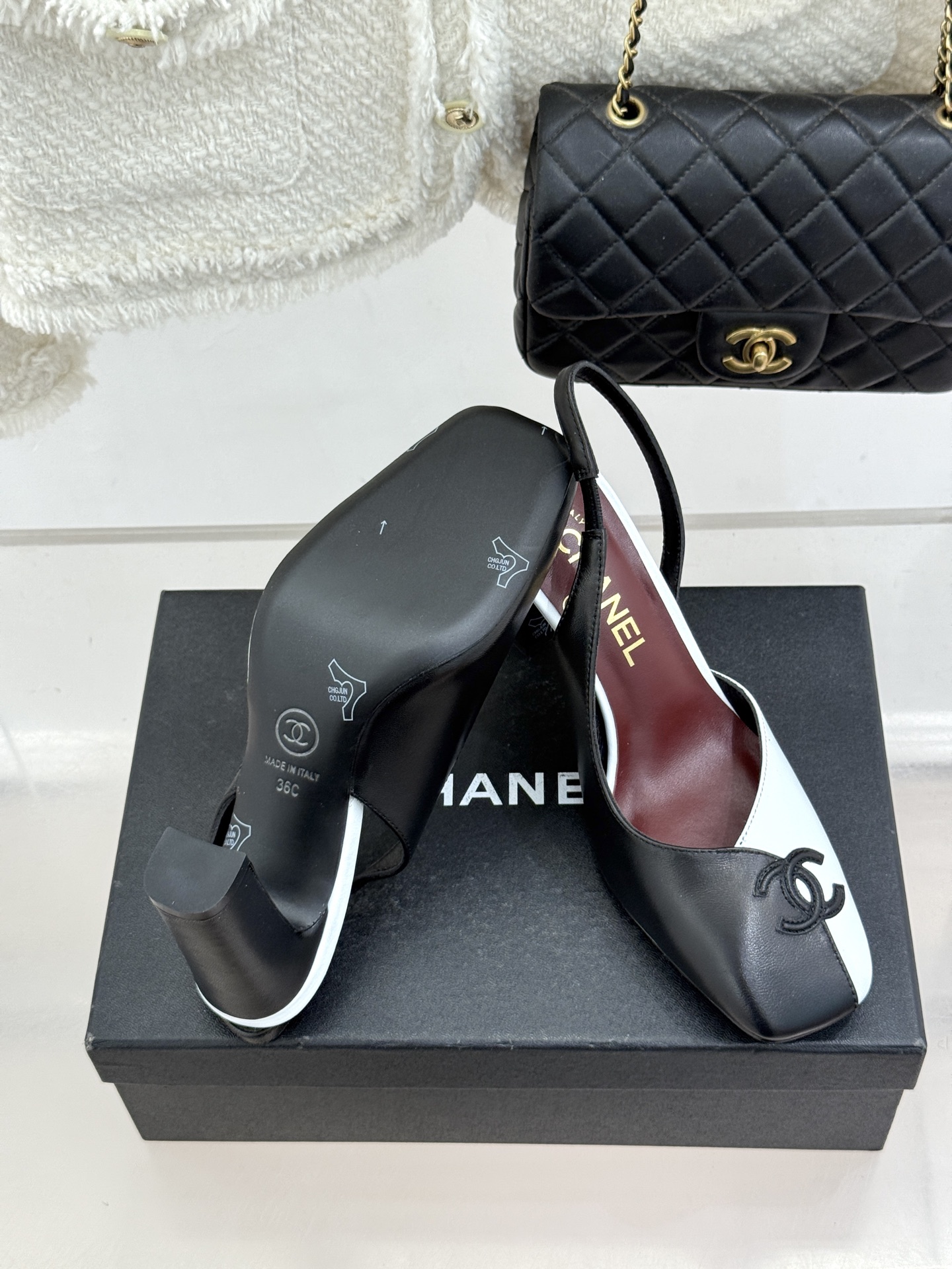 CHANE*｜小香26S双C拼接系列方头拖鞋凉鞋单鞋以拼接美学与复古方头重塑后空凉鞋的优雅范式。利落方头