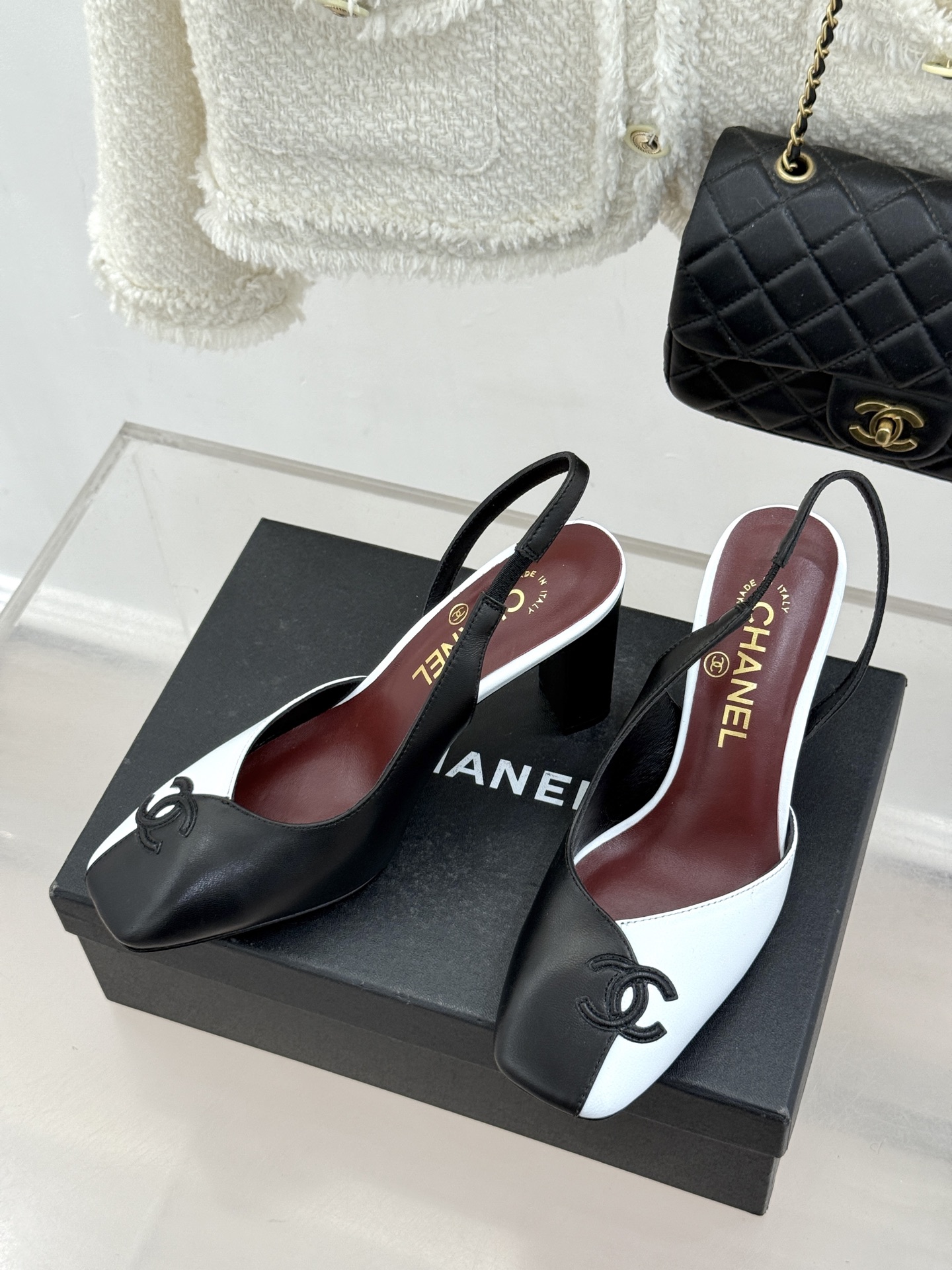 CHANE*｜小香26S双C拼接系列方头拖鞋凉鞋单鞋以拼接美学与复古方头重塑后空凉鞋的优雅范式。利落方头