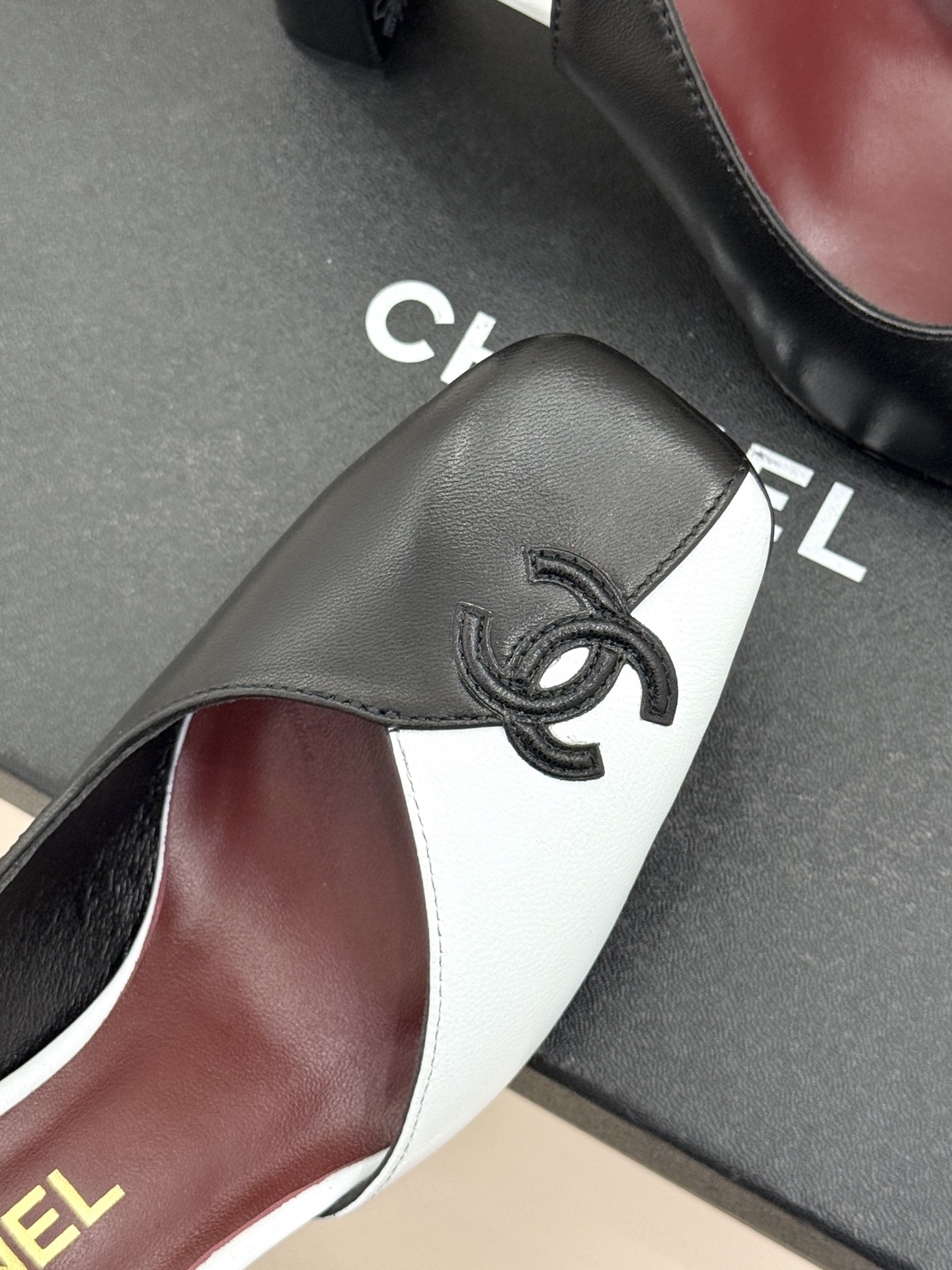 CHANE*｜小香26S双C拼接系列方头拖鞋凉鞋单鞋以拼接美学与复古方头重塑后空凉鞋的优雅范式。利落方头