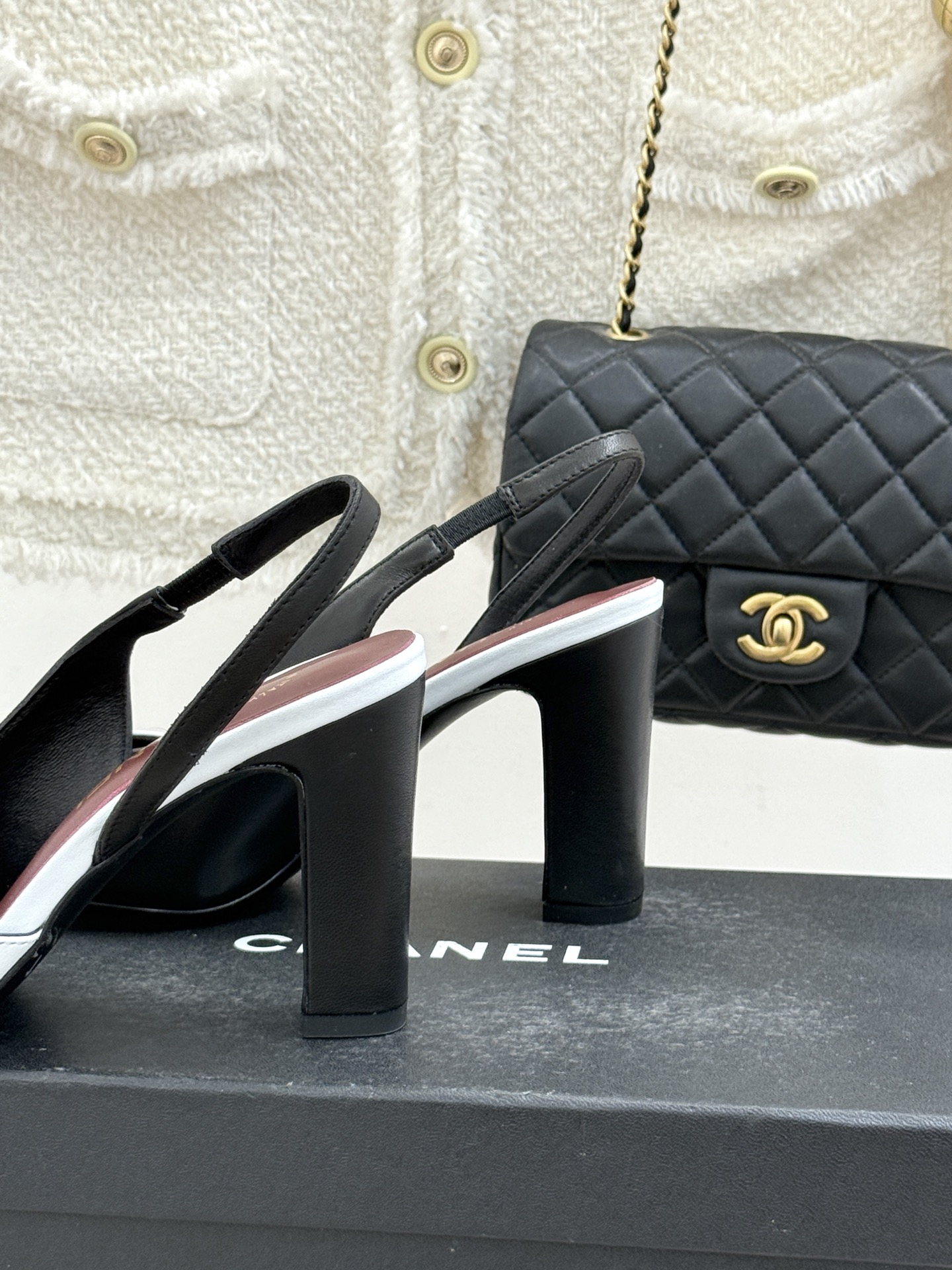 CHANE*｜小香26S双C拼接系列方头拖鞋凉鞋单鞋以拼接美学与复古方头重塑后空凉鞋的优雅范式。利落方头