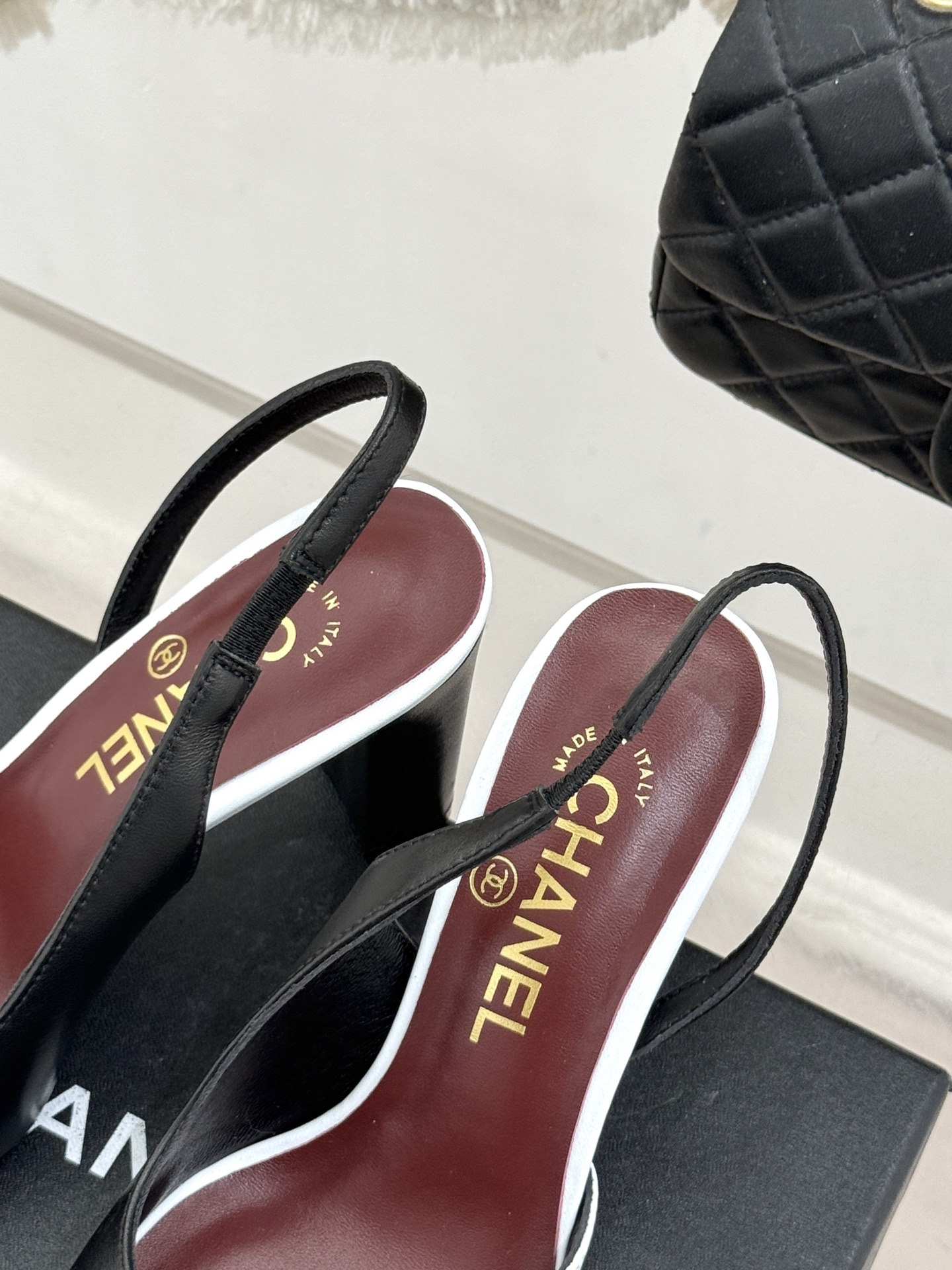 CHANE*｜小香26S双C拼接系列方头拖鞋凉鞋单鞋以拼接美学与复古方头重塑后空凉鞋的优雅范式。利落方头