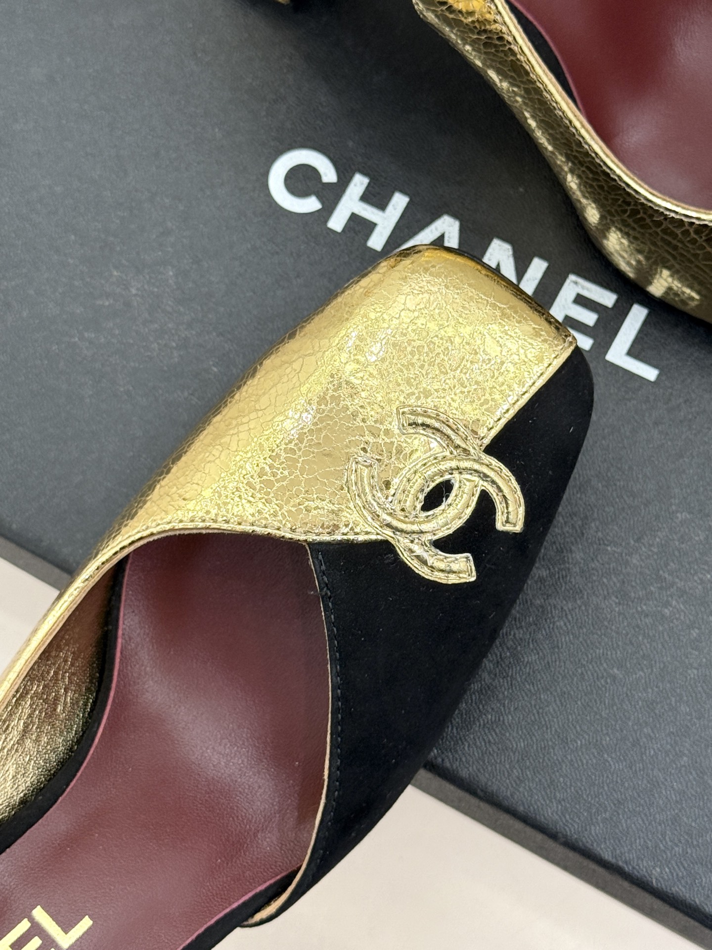 CHANE*｜小香26S双C拼接系列方头拖鞋凉鞋单鞋以拼接美学与复古方头重塑后空凉鞋的优雅范式。利落方头