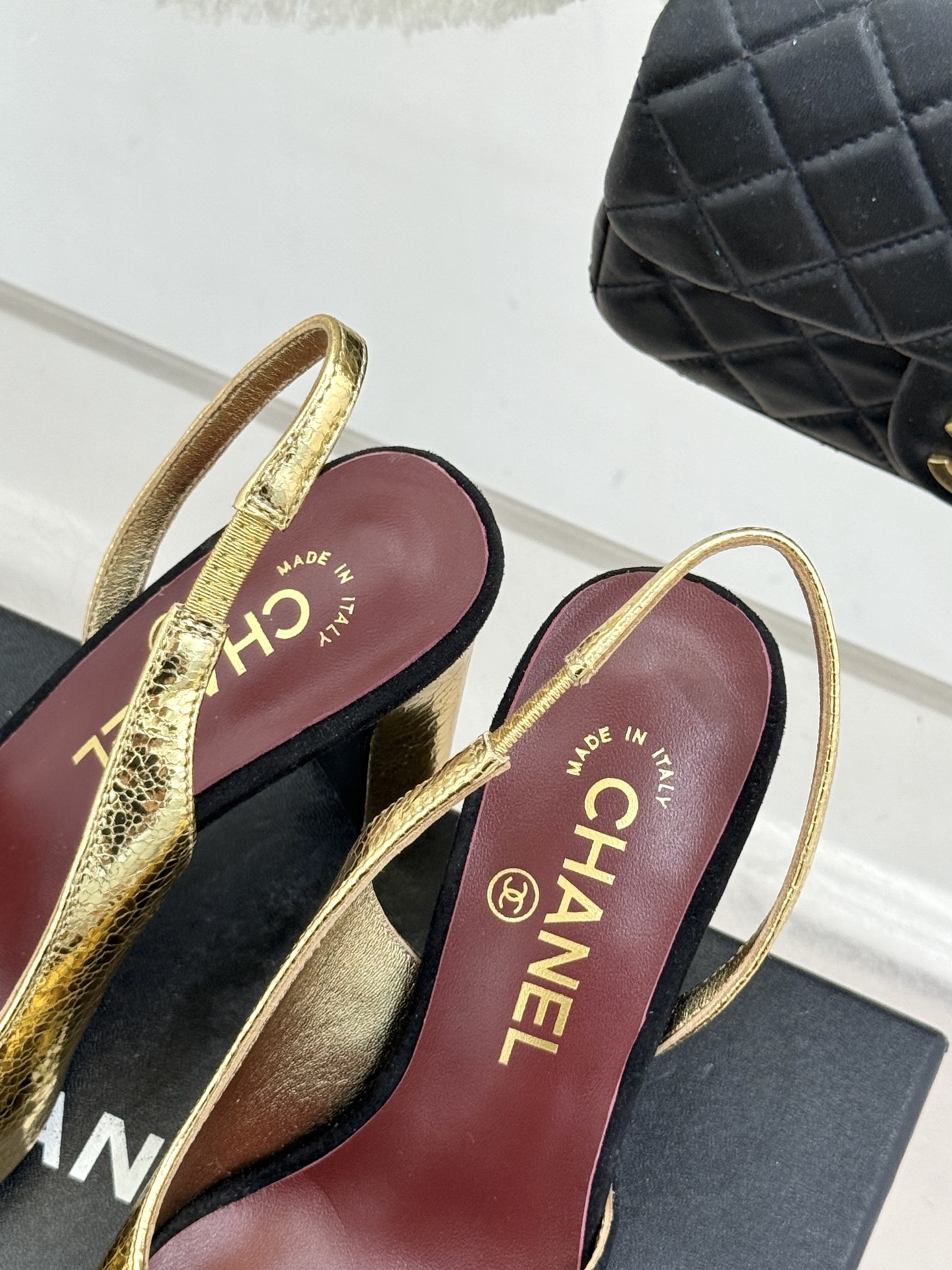 CHANE*｜小香26S双C拼接系列方头拖鞋凉鞋单鞋以拼接美学与复古方头重塑后空凉鞋的优雅范式。利落方头