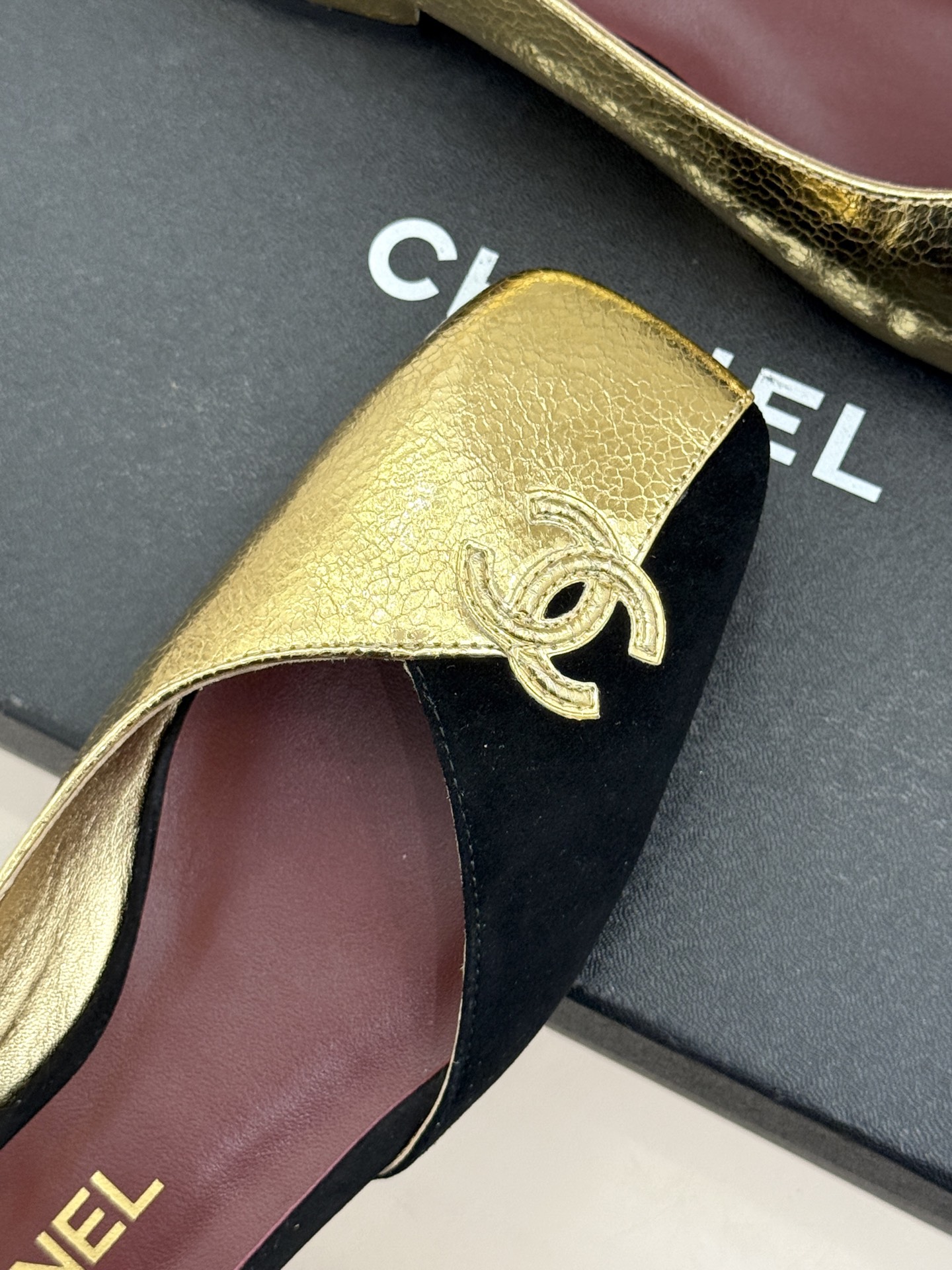 CHANE*｜小香26S双C拼接系列方头拖鞋凉鞋单鞋以拼接美学与复古方头重塑后空凉鞋的优雅范式。利落方头