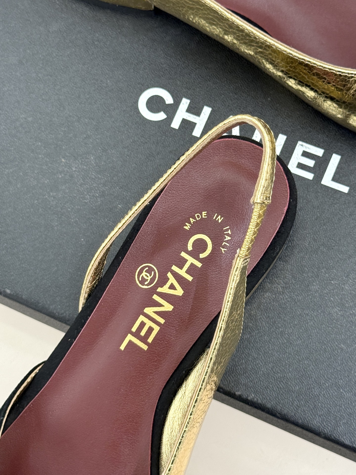 CHANE*｜小香26S双C拼接系列方头拖鞋凉鞋单鞋以拼接美学与复古方头重塑后空凉鞋的优雅范式。利落方头