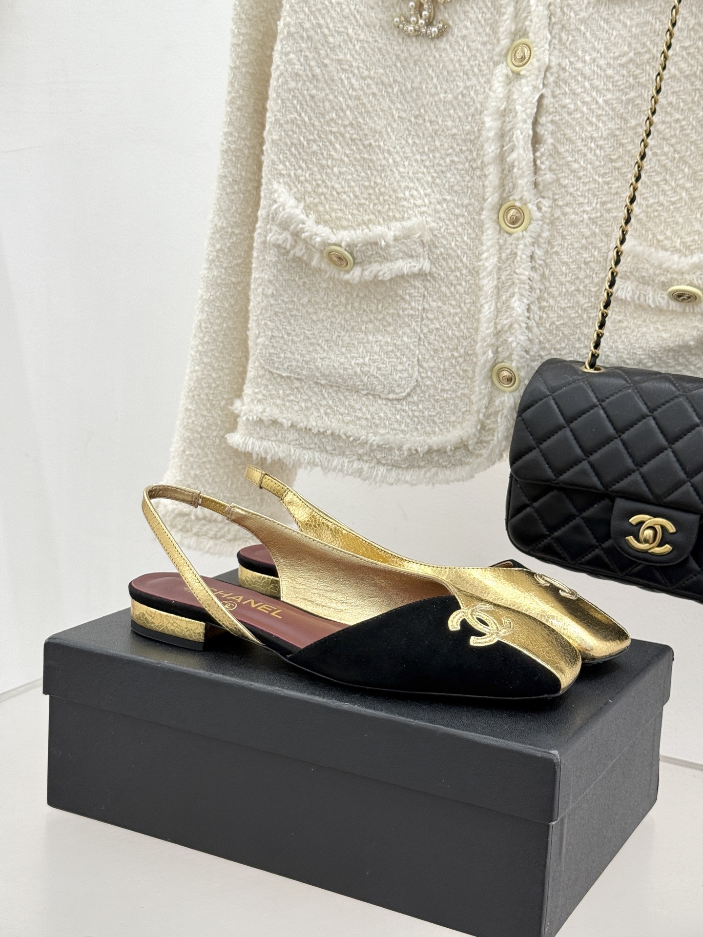 CHANE*｜小香26S双C拼接系列方头拖鞋凉鞋单鞋以拼接美学与复古方头重塑后空凉鞋的优雅范式。利落方头