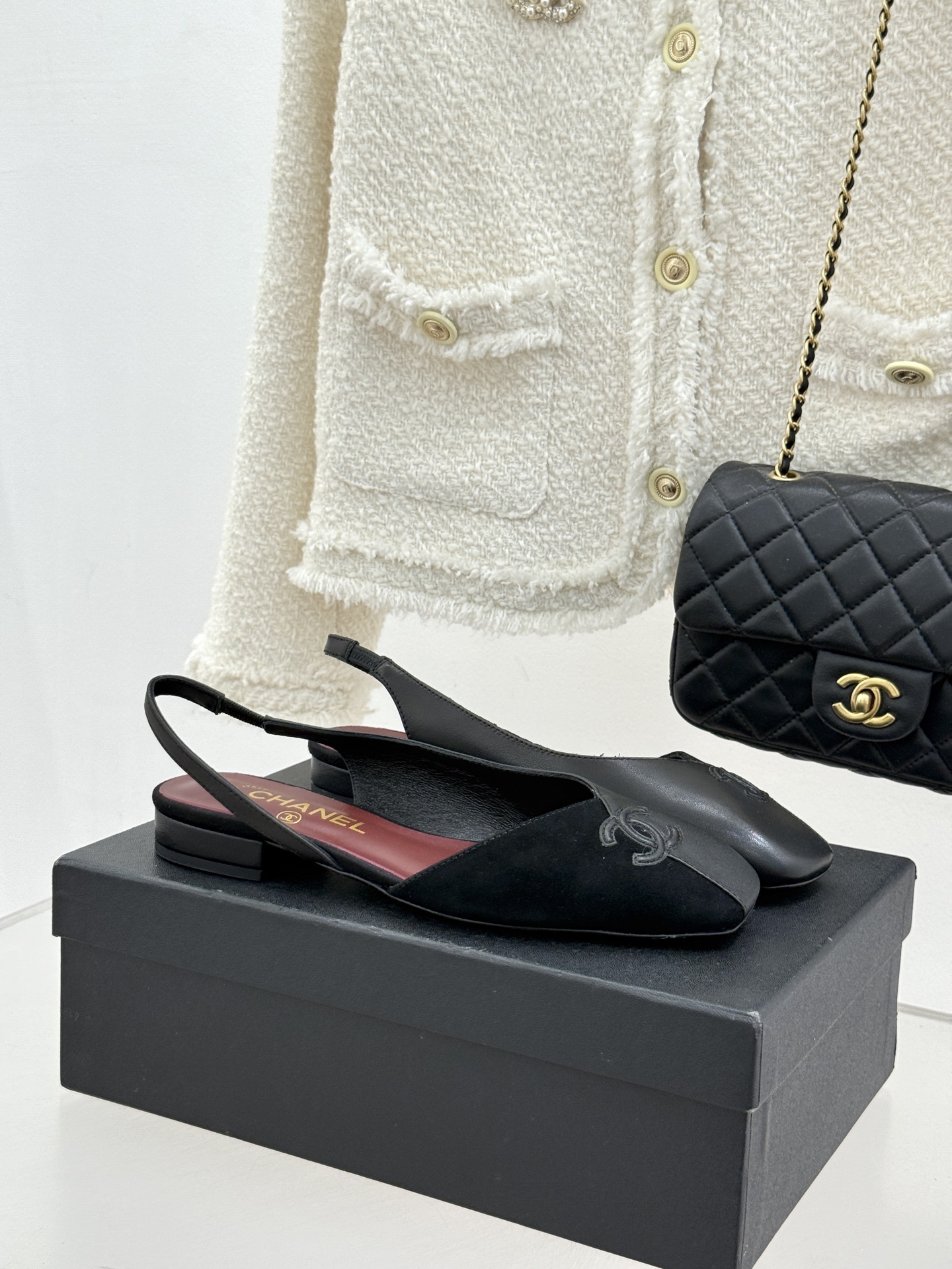 CHANE*｜小香26S双C拼接系列方头拖鞋凉鞋单鞋以拼接美学与复古方头重塑后空凉鞋的优雅范式。利落方头