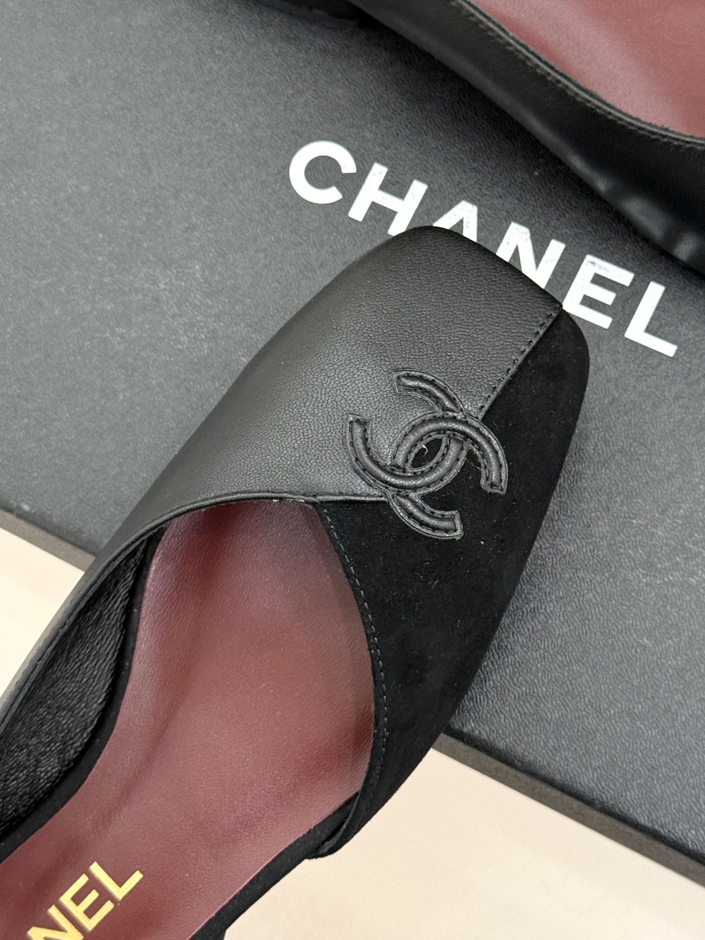 CHANE*｜小香26S双C拼接系列方头拖鞋凉鞋单鞋以拼接美学与复古方头重塑后空凉鞋的优雅范式。利落方头