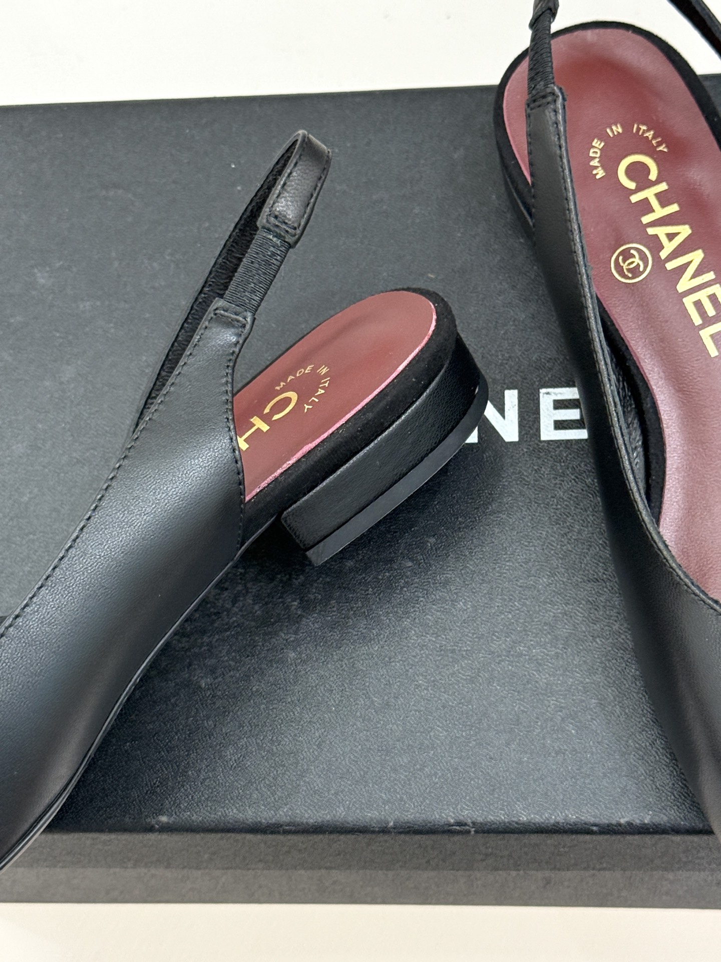 CHANE*｜小香26S双C拼接系列方头拖鞋凉鞋单鞋以拼接美学与复古方头重塑后空凉鞋的优雅范式。利落方头