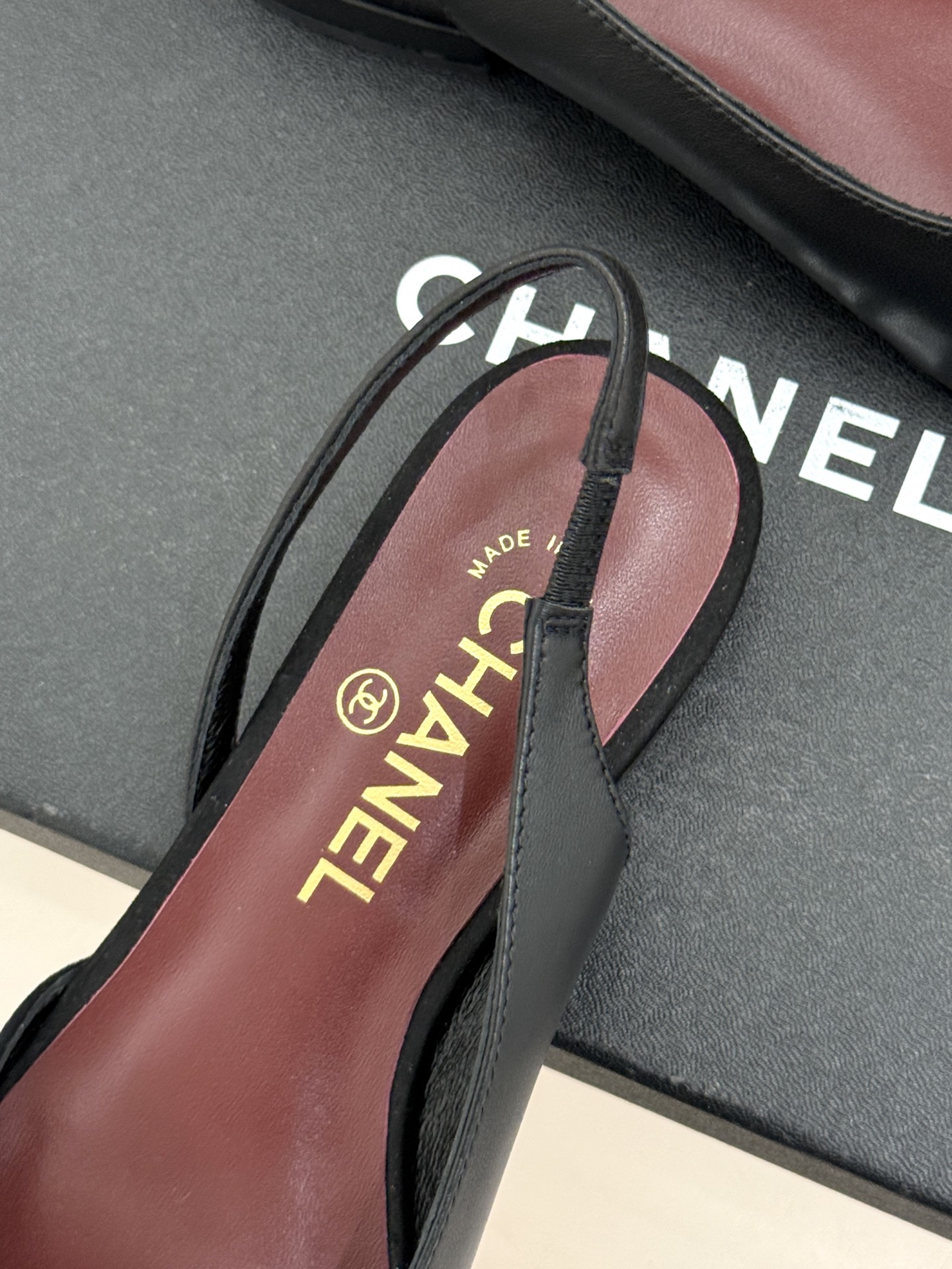 CHANE*｜小香26S双C拼接系列方头拖鞋凉鞋单鞋以拼接美学与复古方头重塑后空凉鞋的优雅范式。利落方头