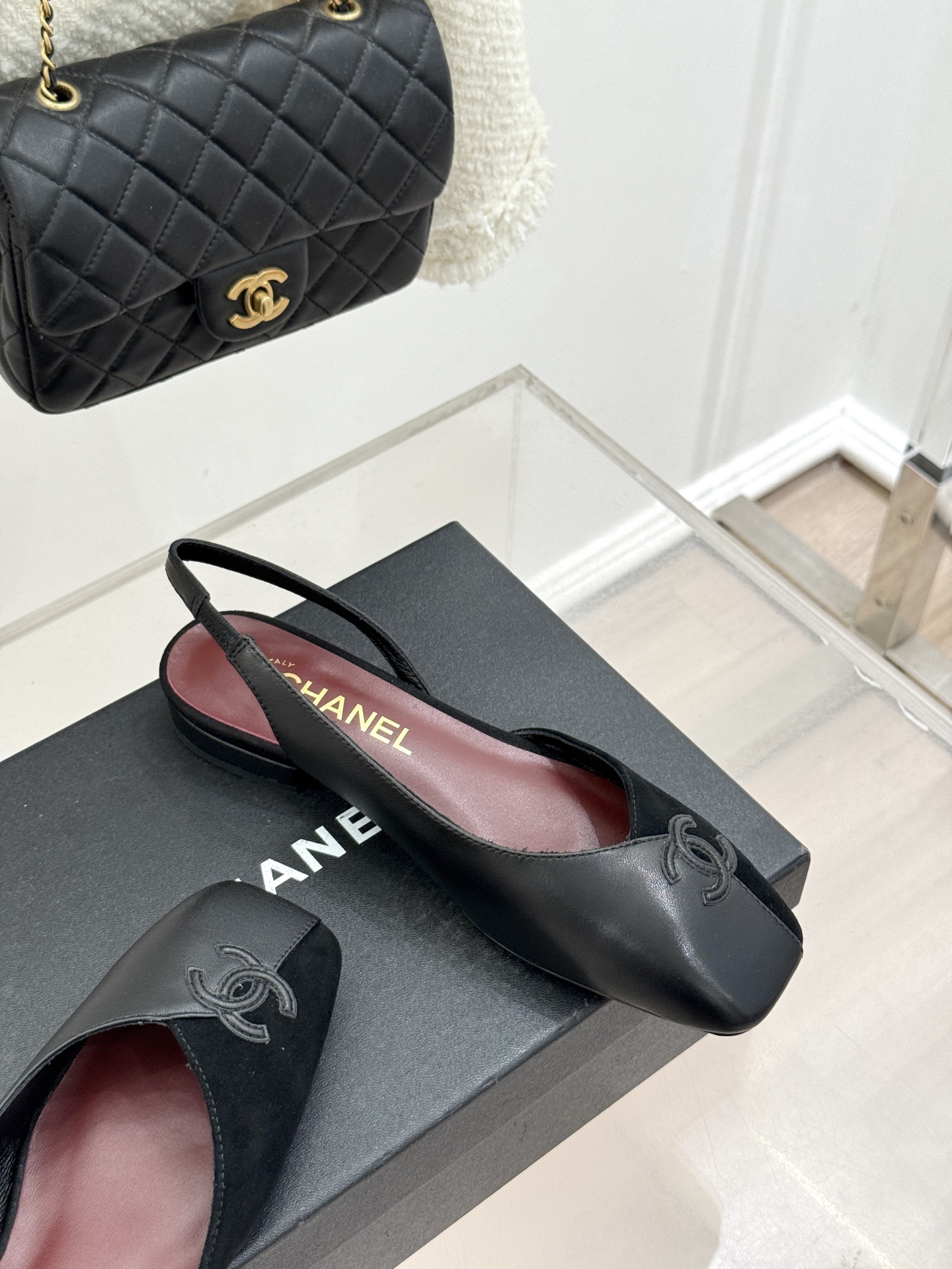 CHANE*｜小香26S双C拼接系列方头拖鞋凉鞋单鞋以拼接美学与复古方头重塑后空凉鞋的优雅范式。利落方头